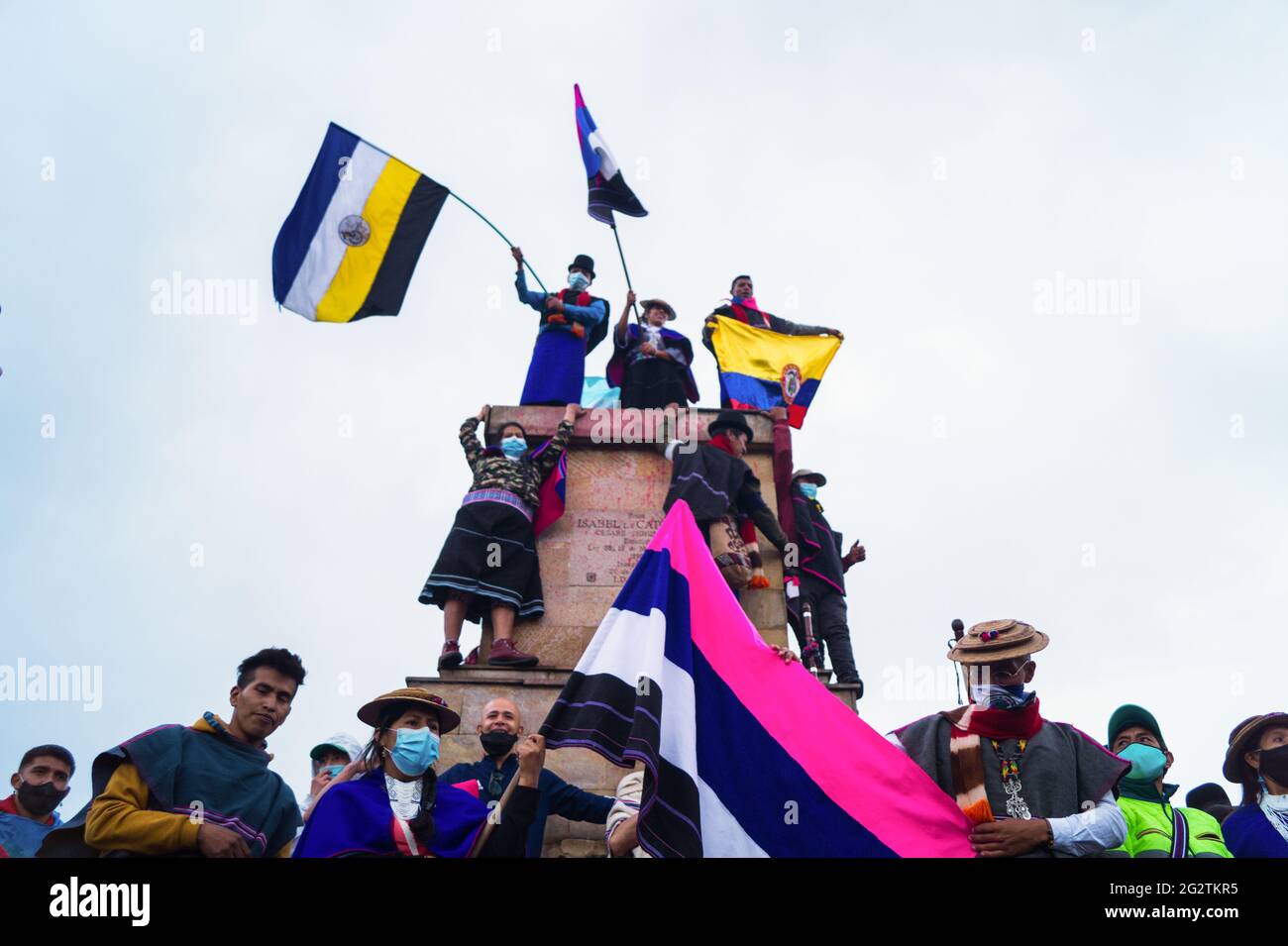 La popolazione indigena Misak assume la piazza del 'Monumento a los Reyes Catolicos'. In questa specifica piazza si trovavano le sculture di Cristoforo Colombo e Isabel la Catolica, giorni prima che tentassero di abbattere queste sculture e di ritorcerle dalla polizia nazionale colombiana. Le sculture sono state abbattere dal ministero della cultura la notte dopo gli scontri. A Bogotà, Colombia, il 11 giugno 2021. Foto Stock
