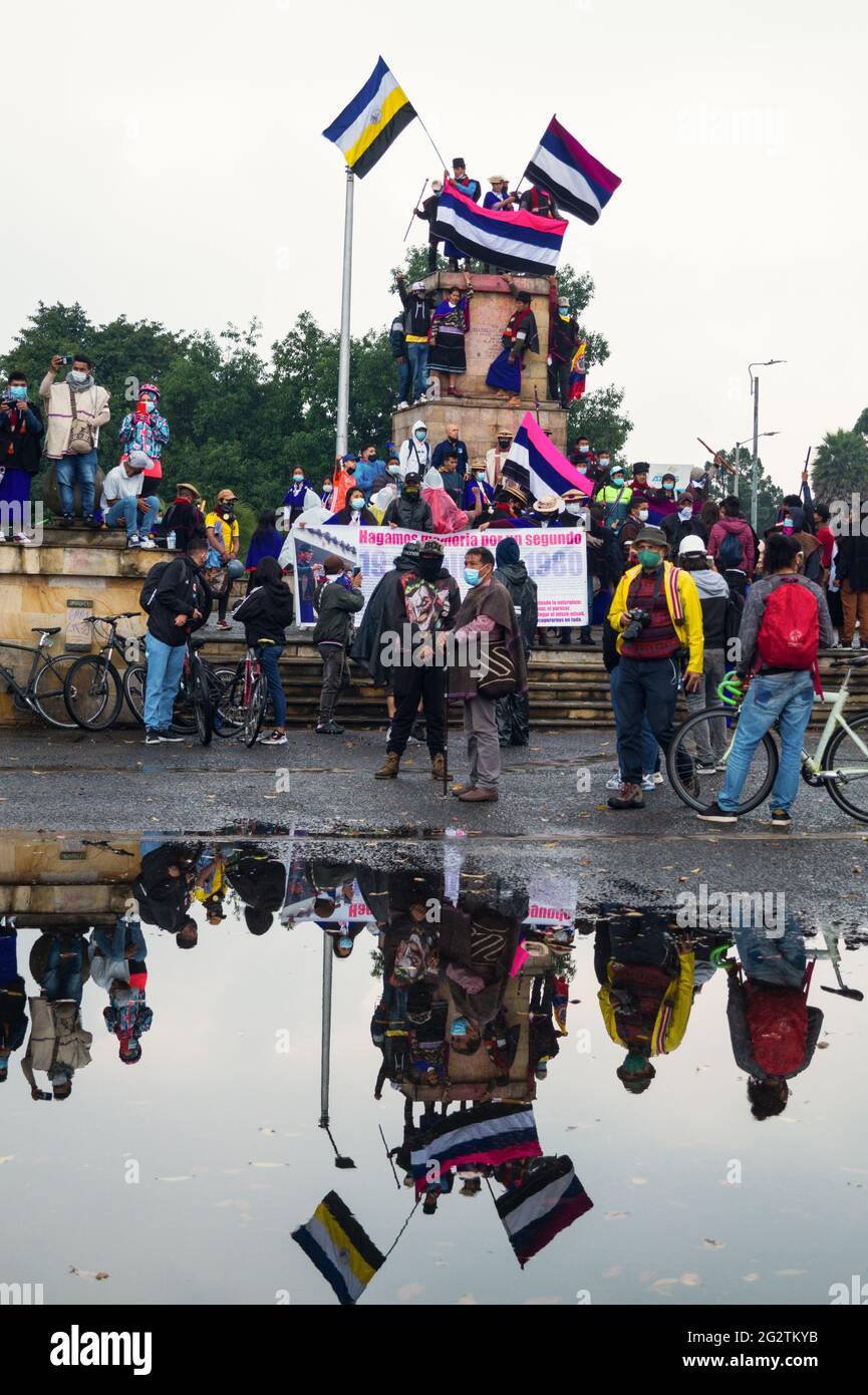 La popolazione indigena Misak assume la piazza del 'Monumento a los Reyes Catolicos'. In questa specifica piazza si trovavano le sculture di Cristoforo Colombo e Isabel la Catolica, giorni prima che tentassero di abbattere queste sculture e di ritorcerle dalla polizia nazionale colombiana. Le sculture sono state abbattere dal ministero della cultura la notte dopo gli scontri. A Bogotà, Colombia, il 11 giugno 2021. Foto Stock