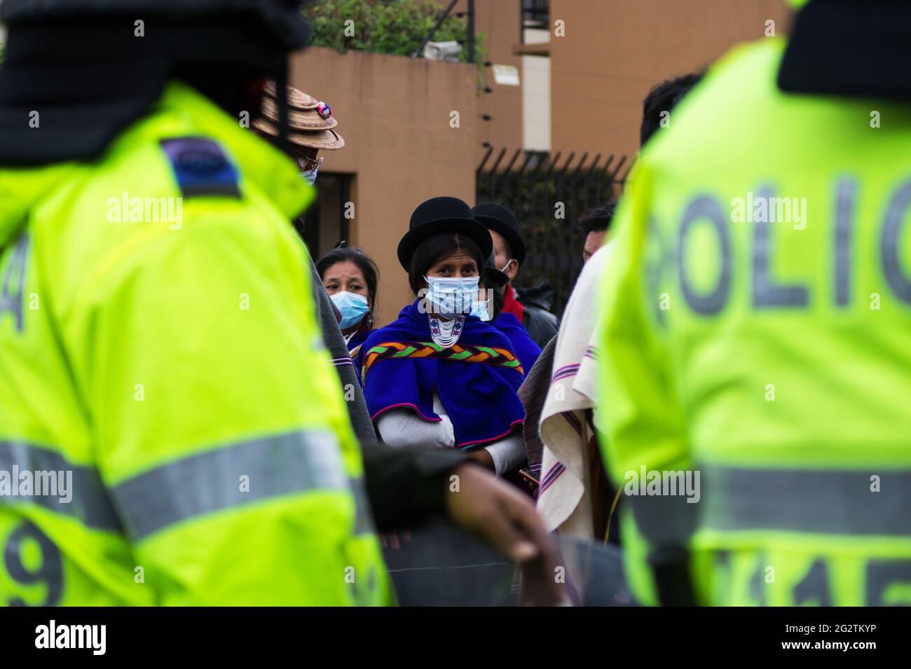 La popolazione indigena Misak assume la piazza del 'Monumento a los Reyes Catolicos'. In questa specifica piazza si trovavano le sculture di Cristoforo Colombo e Isabel la Catolica, giorni prima che tentassero di abbattere queste sculture e di ritorcerle dalla polizia nazionale colombiana. Le sculture sono state abbattere dal ministero della cultura la notte dopo gli scontri. A Bogotà, Colombia, il 11 giugno 2021. Foto Stock