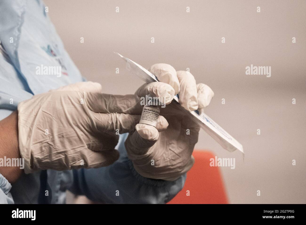 Un'infermiera mostra alla macchina fotografica la dose di vaccino di Pfizer e BioNtech contro la nuova malattia di Coronavirus (COVID-19) che ora vaccina le persone di età superiore ai 50 anni, a Bogotà, Colombia, il 12 giugno 2021. Foto Stock