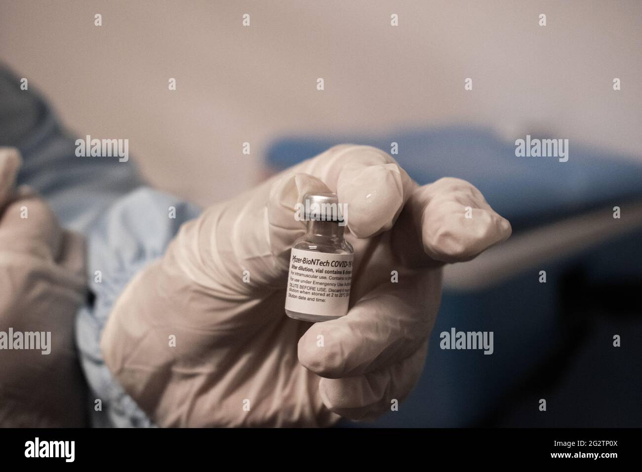 Un'infermiera mostra alla macchina fotografica la dose di vaccino di Pfizer e BioNtech contro la nuova malattia di Coronavirus (COVID-19) che ora vaccina le persone di età superiore ai 50 anni, a Bogotà, Colombia, il 12 giugno 2021. Foto Stock