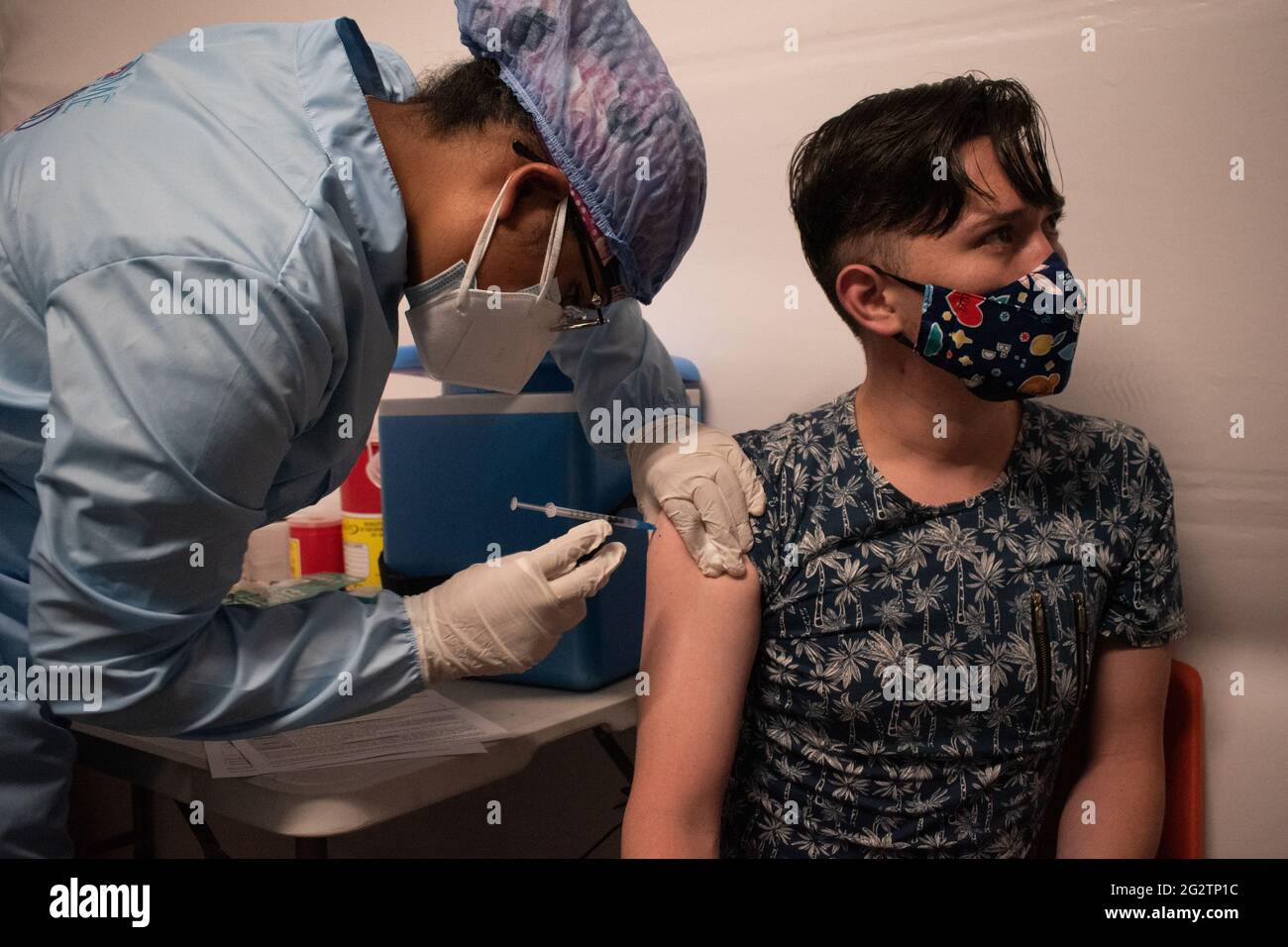 Le persone ricevono il vaccino Pfizer e BioNtech contro la nuova malattia di Coronavirus (COVID-19) che ora vaccina le persone di età superiore ai 50 anni, a Bogotà, Colombia, il 12 giugno 2021. Foto Stock
