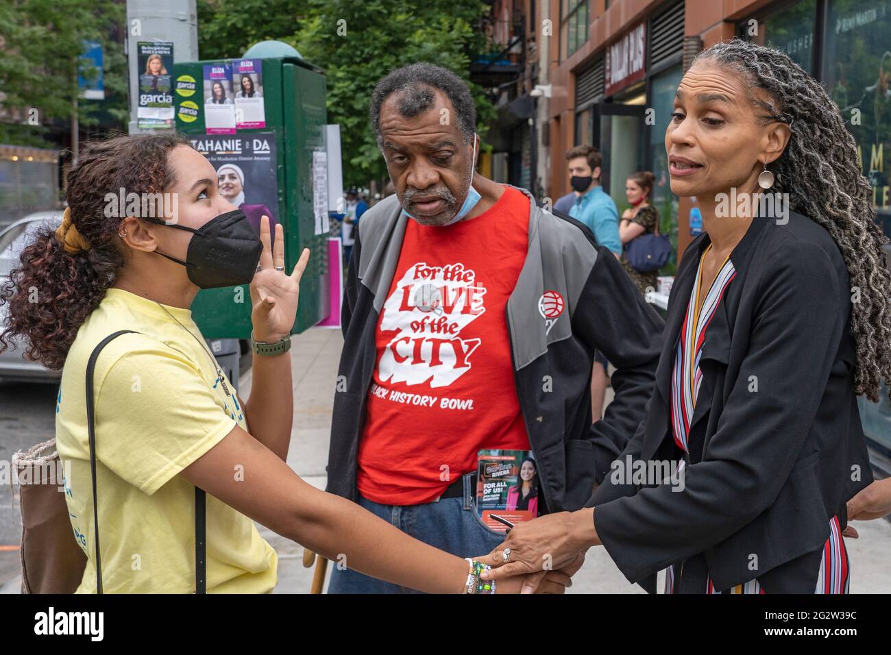 NEW YORK, NY – GIUGNO 12: Il candidato mayoral di New York Maya Wiley incontra e saluta gli elettori prima di una conferenza stampa fuori da una sede elettorale al Campos Plaza Community Center il 12 giugno 2021 a New York City. Il candidato mayoral Maya Wiley parla dell'alloggio come diritto umano. La signora Wiley promette di assicurarsi che l'affitto sia accessibile e di fissare il nostro sistema di rifugio in modo che tutti i newyorkesi possano vivere con dignità. Credit: Ron Adar/Alamy Live News Foto Stock