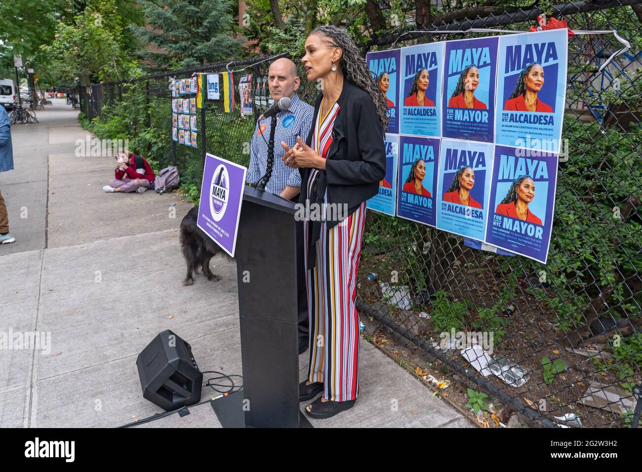 NEW YORK, NY – GIUGNO 12: Maya Wiley, candidato mayoral di New York, parla a una conferenza stampa al di fuori di una sede elettorale presso il Campos Plaza Community Center il 12 giugno 2021 a New York City. Il candidato mayoral Maya Wiley parla dell'alloggio come diritto umano. La signora Wiley promette di assicurarsi che l'affitto sia accessibile e di fissare il nostro sistema di rifugio in modo che tutti i newyorkesi possano vivere con dignità. Credit: Ron Adar/Alamy Live News Foto Stock