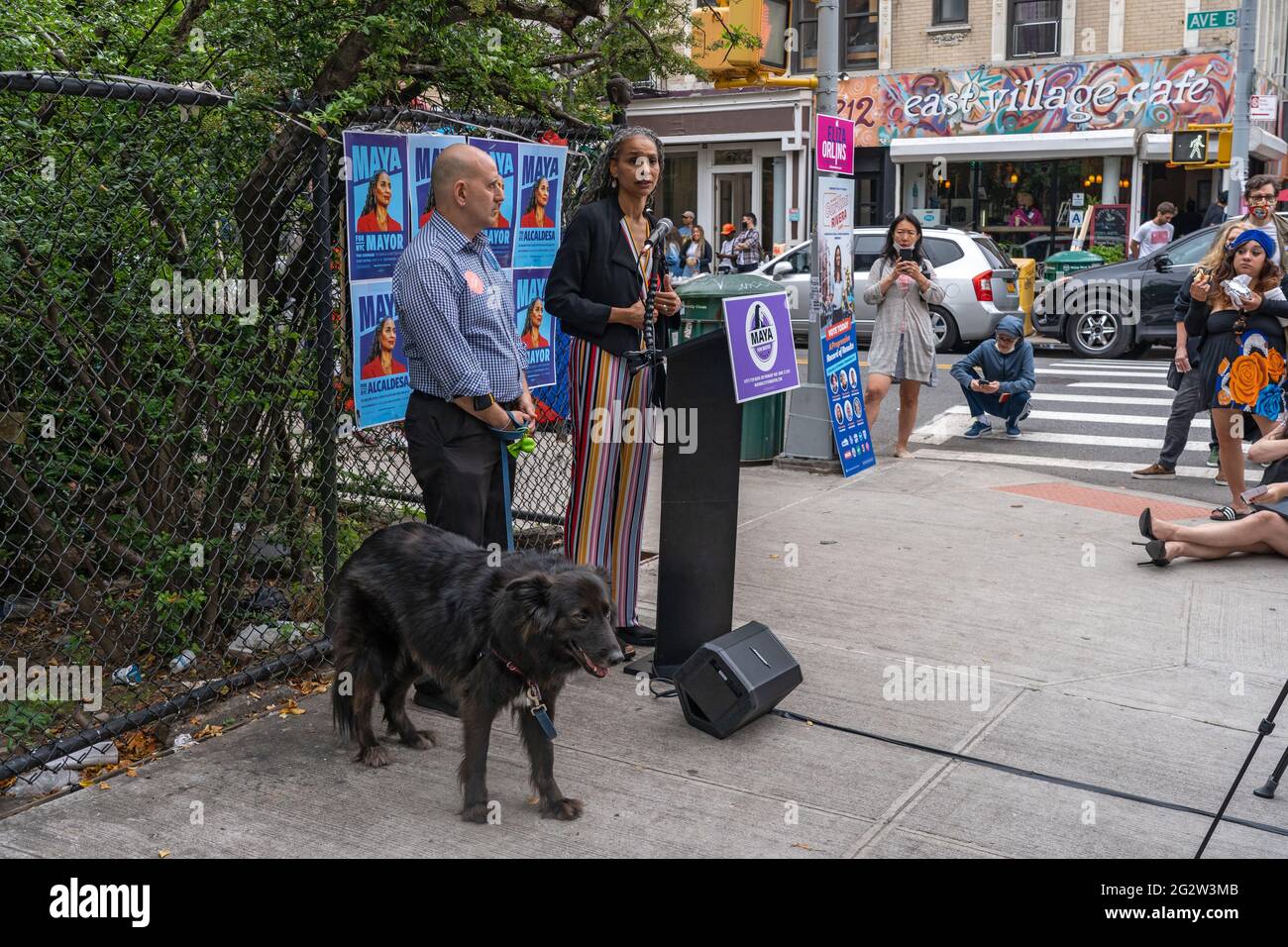 NEW YORK, NY – GIUGNO 12: Maya Wiley, candidato mayoral di New York, parla a una conferenza stampa al di fuori di una sede elettorale presso il Campos Plaza Community Center il 12 giugno 2021 a New York City. Il candidato mayoral Maya Wiley parla dell'alloggio come diritto umano. La signora Wiley promette di assicurarsi che l'affitto sia accessibile e di fissare il nostro sistema di rifugio in modo che tutti i newyorkesi possano vivere con dignità. Credit: Ron Adar/Alamy Live News Foto Stock