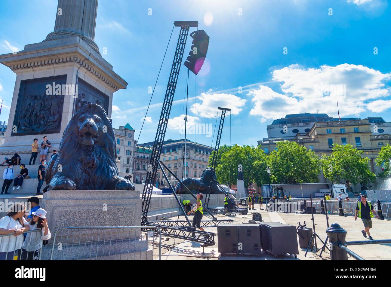 Londra, Regno Unito. 12 giugno 2021. Continua la costruzione di una nuova Fan zone a Trafalgar Square, in vista dell'appuntamento di apertura dell'Inghilterra nel Campionato europeo di calcio UEFA 2020 contro la Croazia.i fan potranno guardare le partite dell'Inghilterra su uno schermo gigante nella piazza. Credit: Dave Rushen/SOPA Images/ZUMA Wire/Alamy Live News Foto Stock