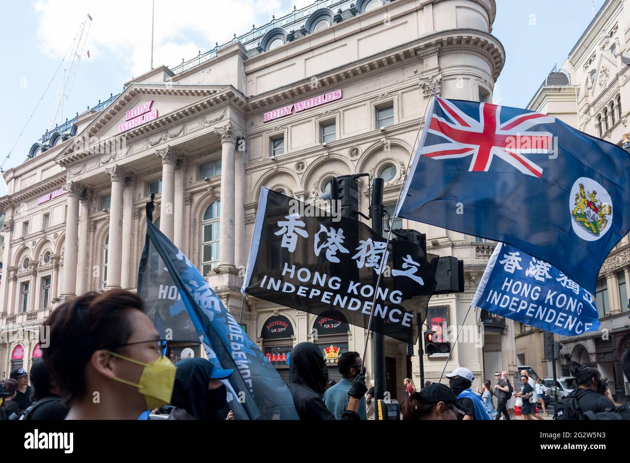 I manifestanti hanno fatto sventolare bandiere durante la manifestazione.il 12 giugno 2019, i manifestanti di Hong Kong sono scesi in piazza chiedendo la retrazione del disegno di legge sull'estradizione cinese, ma sono stati accolti con brutali forze di polizia. Guidata da Hong Kong Liberty, la diaspora di Hong Kong a Londra si è riunita e ha marciato in ricordo della protesta del 2019, esprimendo solidarietà ai combattenti per la libertà di Hong Kong contro l'oppressione politica del Partito comunista cinese. La marcia partì da Marble Arch, passò attraverso Oxford Circus e China Town, e finì a Trafalgar Square. Foto Stock