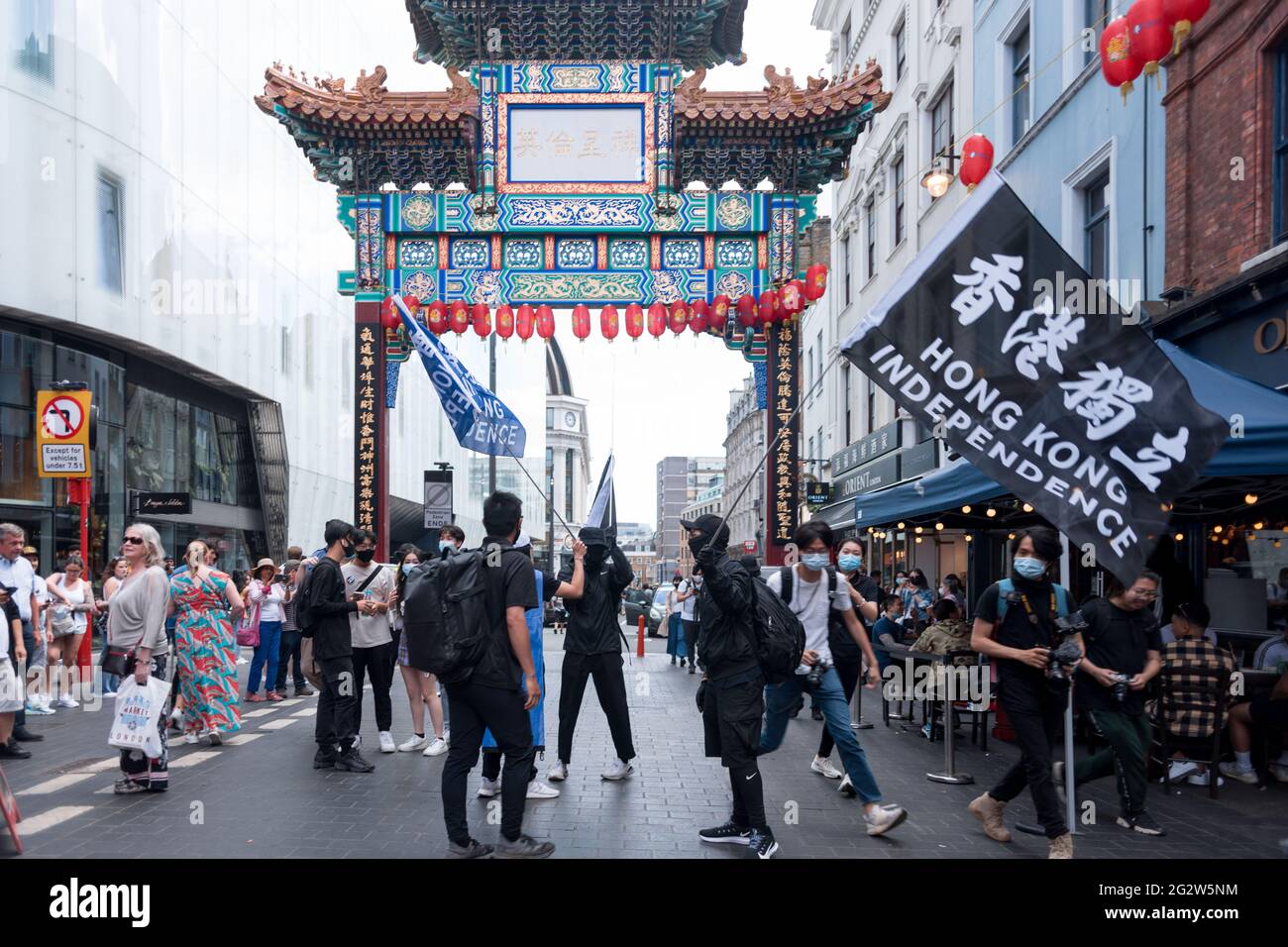 I manifestanti hanno fatto sventolare bandiere durante la manifestazione.il 12 giugno 2019, i manifestanti di Hong Kong sono scesi in piazza chiedendo la retrazione del disegno di legge sull'estradizione cinese, ma sono stati accolti con brutali forze di polizia. Guidata da Hong Kong Liberty, la diaspora di Hong Kong a Londra si è riunita e ha marciato in ricordo della protesta del 2019, esprimendo solidarietà ai combattenti per la libertà di Hong Kong contro l'oppressione politica del Partito comunista cinese. La marcia partì da Marble Arch, passò attraverso Oxford Circus e China Town, e finì a Trafalgar Square. Foto Stock
