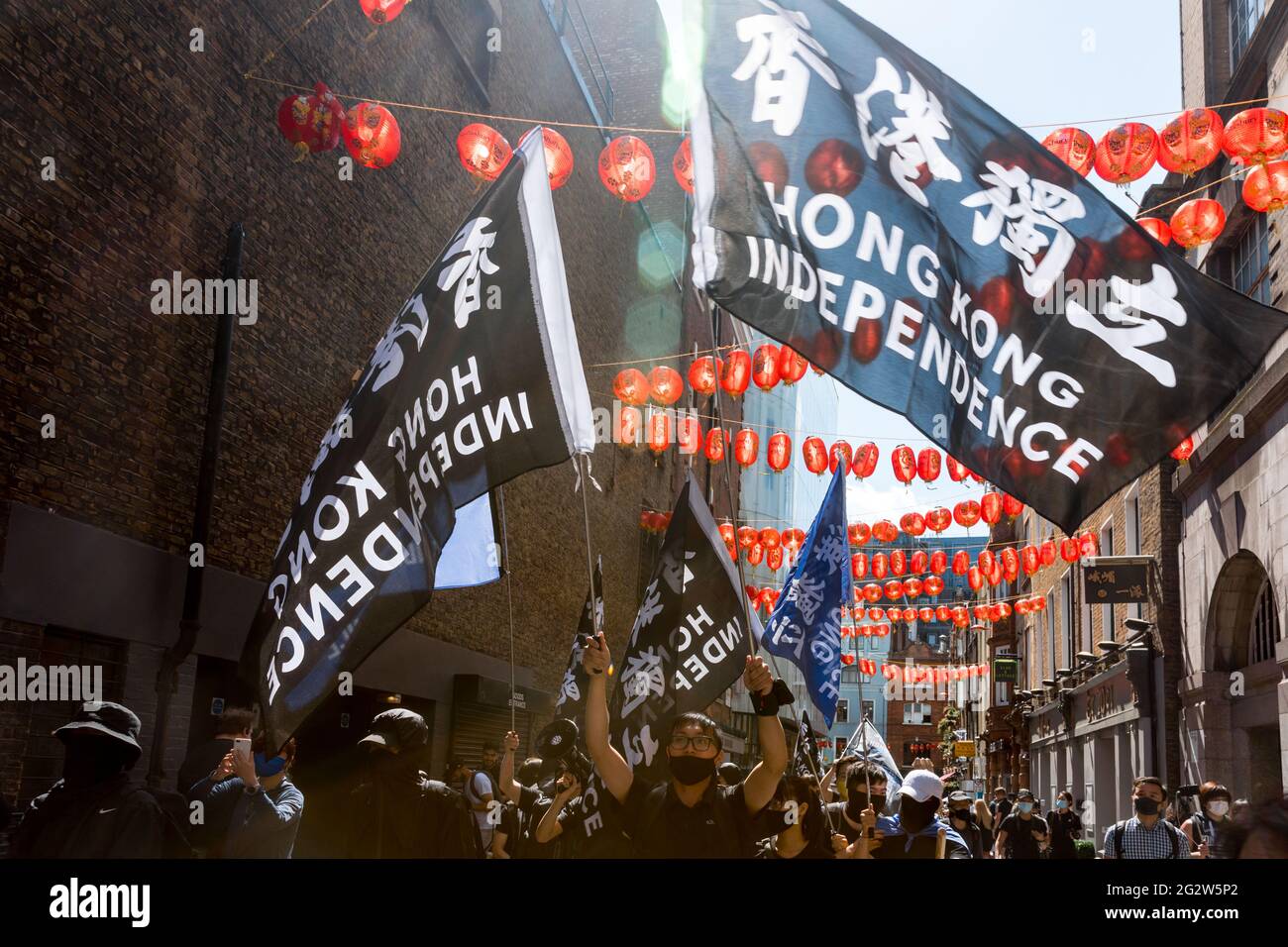 I manifestanti hanno fatto sventolare bandiere che dicono l'indipendenza di Hong Kong durante la manifestazione.il 12 giugno 2019, i manifestanti di Hong Kong sono scesi in piazza chiedendo la ritrazione del disegno di legge sull'estradizione cinese, ma sono stati incontrati con brutali forze di polizia. Guidata da Hong Kong Liberty, la diaspora di Hong Kong a Londra si è riunita e ha marciato in ricordo della protesta del 2019, esprimendo solidarietà ai combattenti per la libertà di Hong Kong contro l'oppressione politica del Partito comunista cinese. La marcia partì da Marble Arch, passò attraverso Oxford Circus e China Town, e finì a Trafalgar Square. Foto Stock