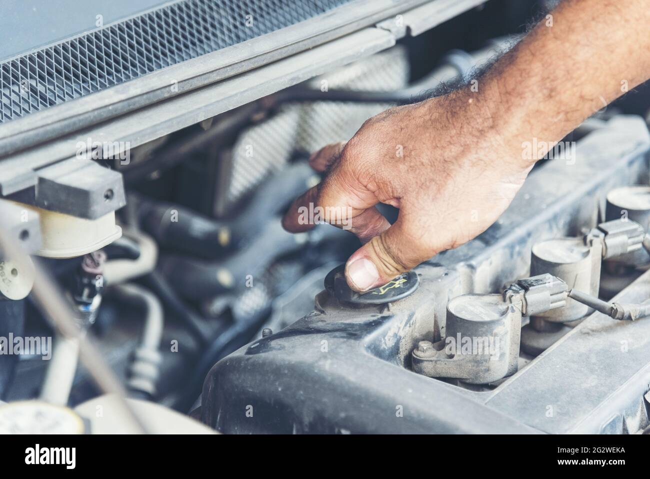 Servizio di automobile meccanico in automobile di garage auto e veicoli di servizio di ingegneria meccanica. Automobile meccanico mani auto riparazioni automobilistiche techn Foto Stock