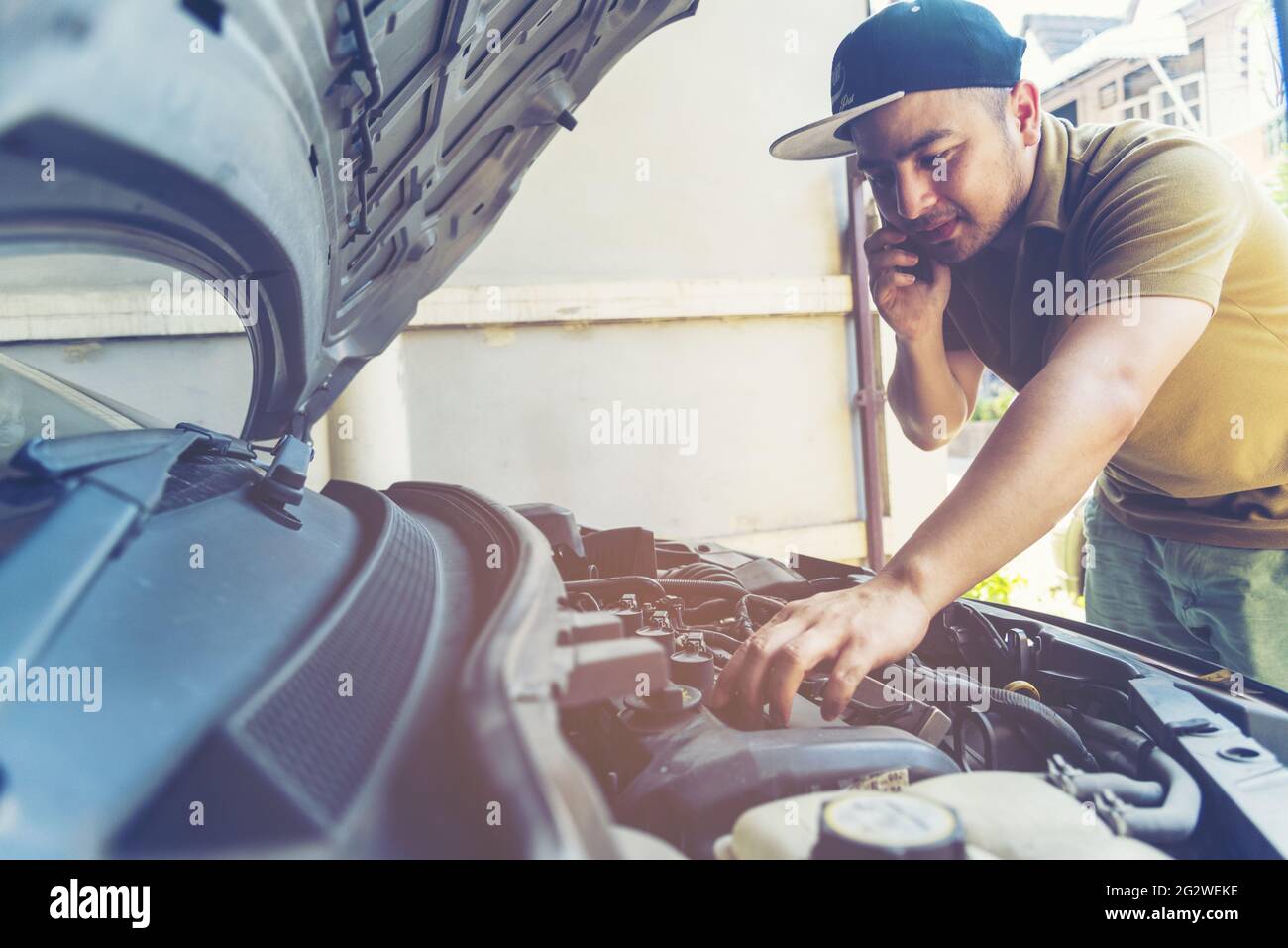 Servizio di automobile meccanico in automobile di garage auto e veicoli di servizio di ingegneria meccanica. Automobile meccanico mani auto riparazioni automobilistiche techn Foto Stock