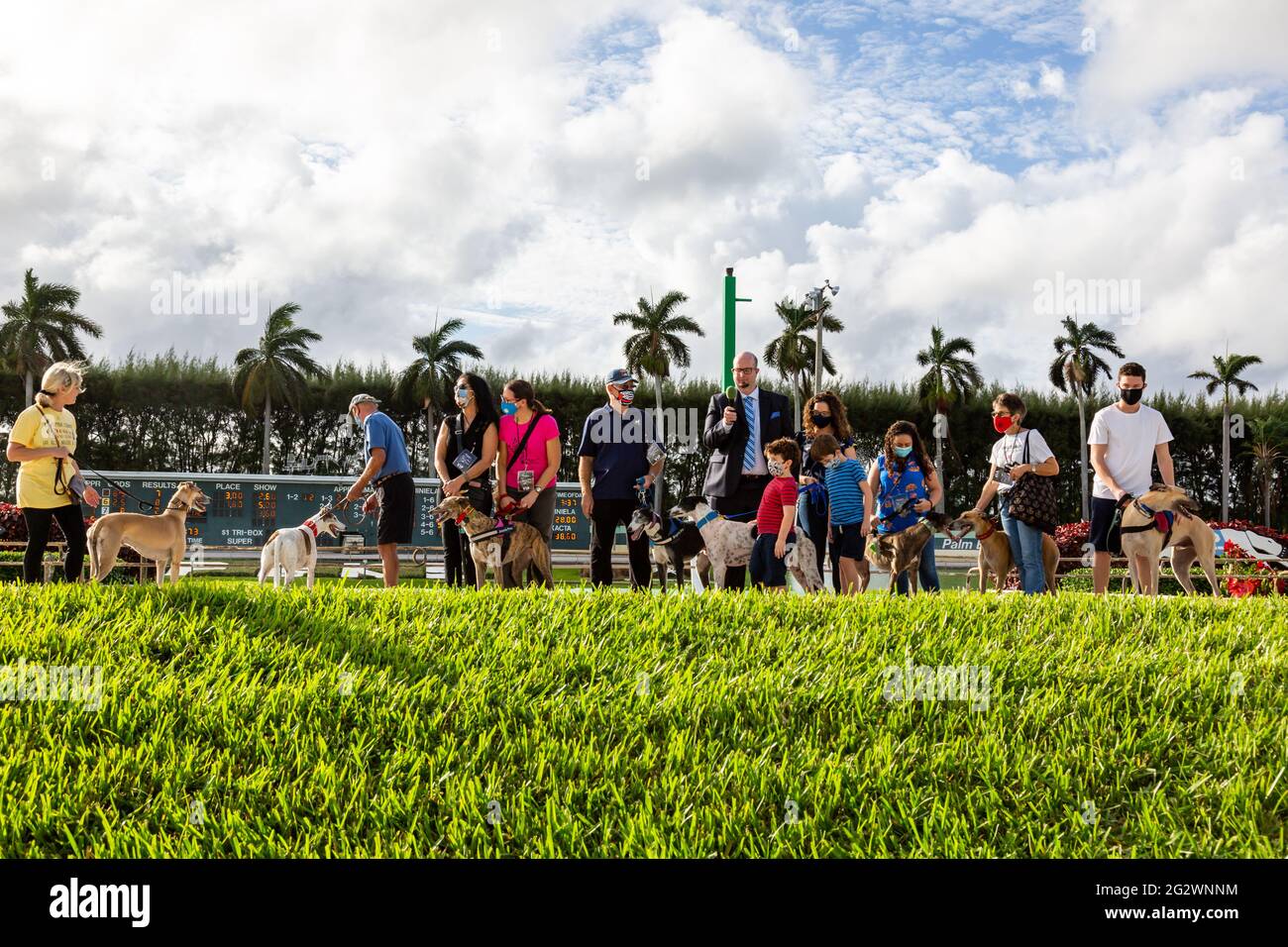 Il Palm Beach Kennel Club di West Palm Beach ha ospitato una cerimonia in onore dei cani da corsa in pensione l'ultimo giorno in cui le gare di cani erano legali in Florida. Foto Stock