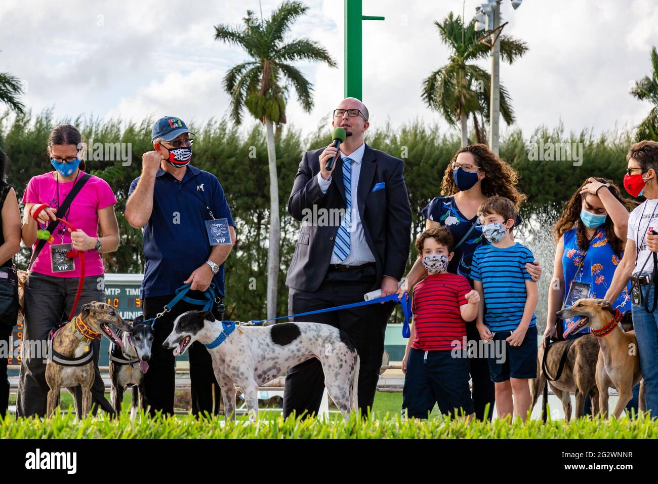 Il Palm Beach Kennel Club a West Palm Beach ha ospitato una cerimonia di premiazione dei cani da corsa di levrieri in pensione l'ultimo giorno di corse di cani è stato legale in Florida. Foto Stock