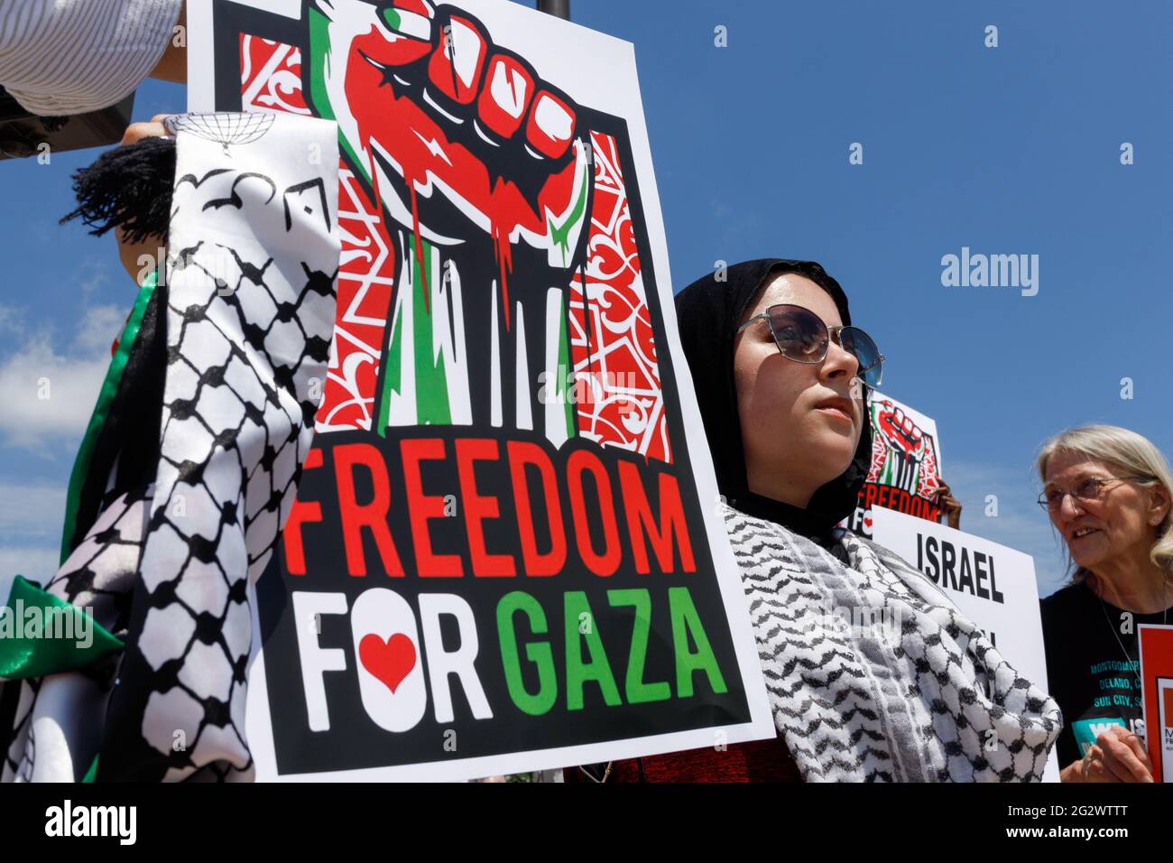 Columbus, Stati Uniti. 12 giugno 2021. Donna che indossa un Keffiyeh tiene un cartello che sostiene la libertà per Gaza. I sostenitori della Palestina libera si sono incontrati all'intersezione di North Broadway e High St. A Columbus, Ohio, per protestare contro l'occupazione israeliana della Palestina, e hanno proposto di boicottare aziende e beni che hanno mostrato una sorta di sostegno a Israele. (Foto di Stephen Zenner/SOPA Images/Sipa USA) Credit: Sipa USA/Alamy Live News Foto Stock