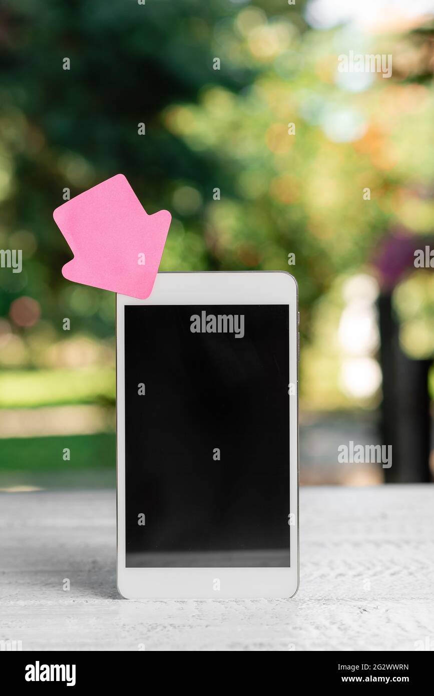 Fotografia astratta per smartphone all'aperto, visualizzazione di un nuovo dispositivo Foto Stock