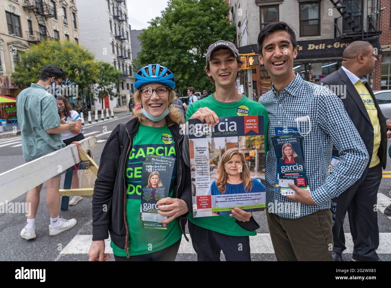 New York, Stati Uniti. 12 giugno 2021. La campagna Kathryn Garcia del candidato del sindaco di NYC lavora per distribuire le schede agli elettori al di fuori di una sede di scrutinio al Campos Plaza Community Center il 12 giugno 2021 a New York City. (Foto di Ron Adar/SOPA Images/Sipa USA) Credit: Sipa USA/Alamy Live News Foto Stock