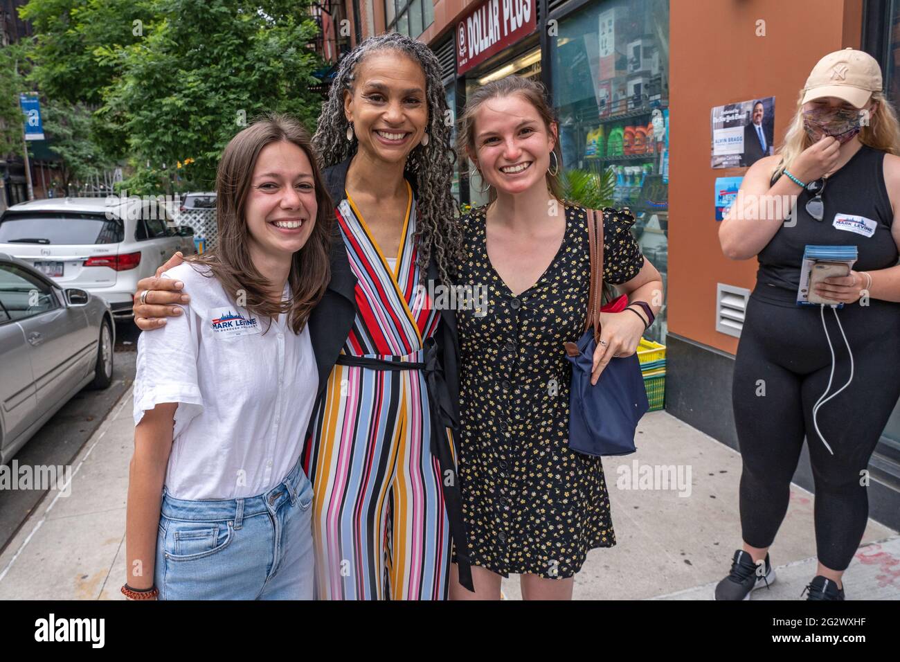 New York, Stati Uniti. 12 giugno 2021. Maya Wiley, candidato sindaco di New York, incontra e saluta gli elettori prima di una conferenza stampa al di fuori di una sede elettorale del Campos Plaza Community Center a New York City. Il candidato mayoral Maya Wiley parla dell'alloggio come diritto umano. La signora Wiley promette di assicurarsi che l'affitto sia accessibile e di fissare il nostro sistema di rifugio in modo che tutti i newyorkesi possano vivere con dignità. (Foto di Ron Adar/SOPA Images/Sipa USA) Credit: Sipa USA/Alamy Live News Foto Stock