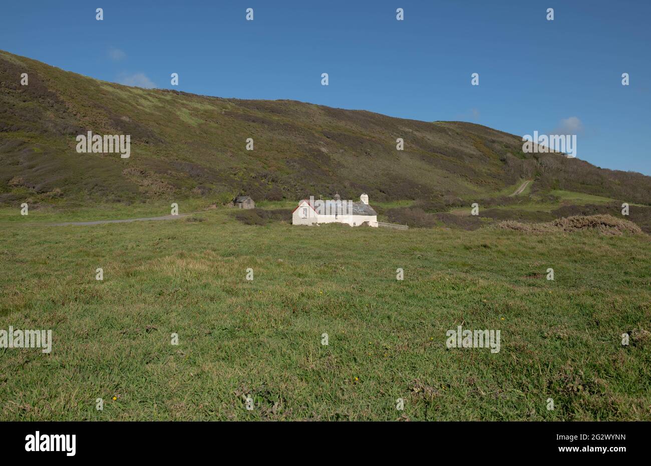 Tradizionale cottage in pietra bianca del 15 ° secolo situato in una valle a Blegberry Beach sulla costa nella campagna rurale del Devon del nord, Inghilterra Foto Stock