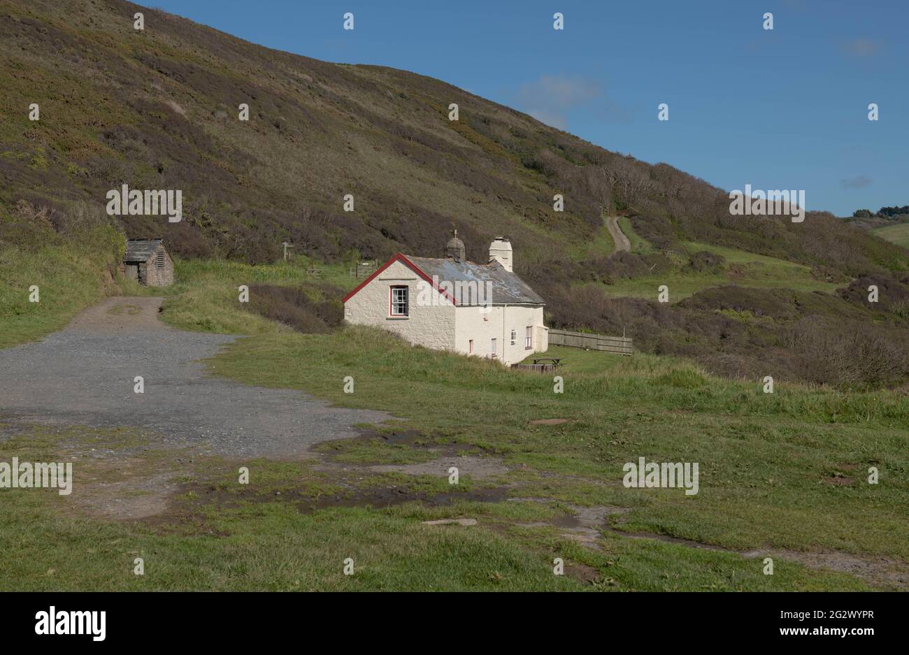 Tradizionale cottage in pietra bianca del 15 ° secolo situato in una valle a Blegberry Beach sulla costa nella campagna rurale del Devon del nord, Inghilterra Foto Stock