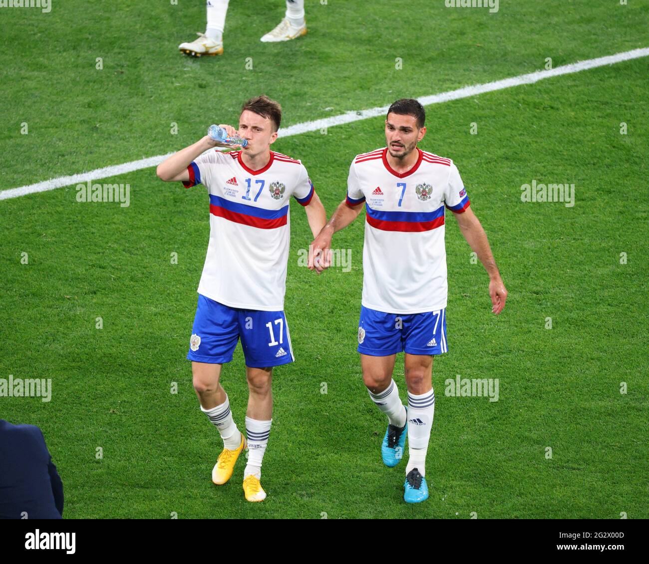 San Pietroburgo, Russia. 12 giugno 2021. Magomed Ozdoev (7) e Aleksandr Golovin (17) della Russia sono visti durante il campionato europeo EURO 2020 tra Russia e Belgio alla Gazprom Arena.(Punteggio finale; Russia 0:3 Belgio). Credit: SOPA Images Limited/Alamy Live News Foto Stock