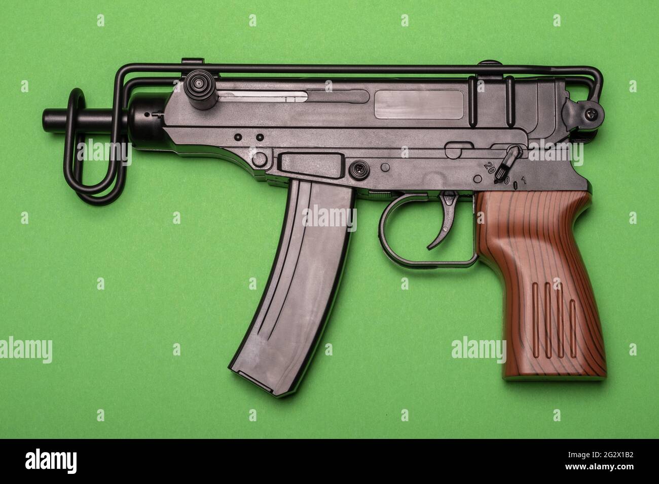 La pistola per macchina giocattolo si trova sul tavolo. Foto Stock