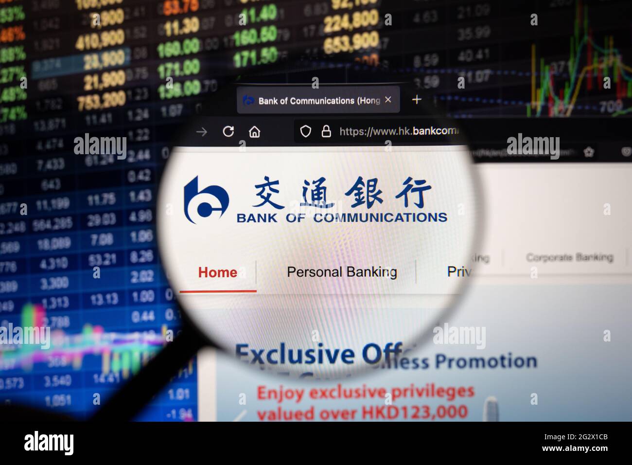 Bank of Communications Company logo su un sito Web con sviluppi sfocati del mercato azionario in background, visto su uno schermo del computer Foto Stock