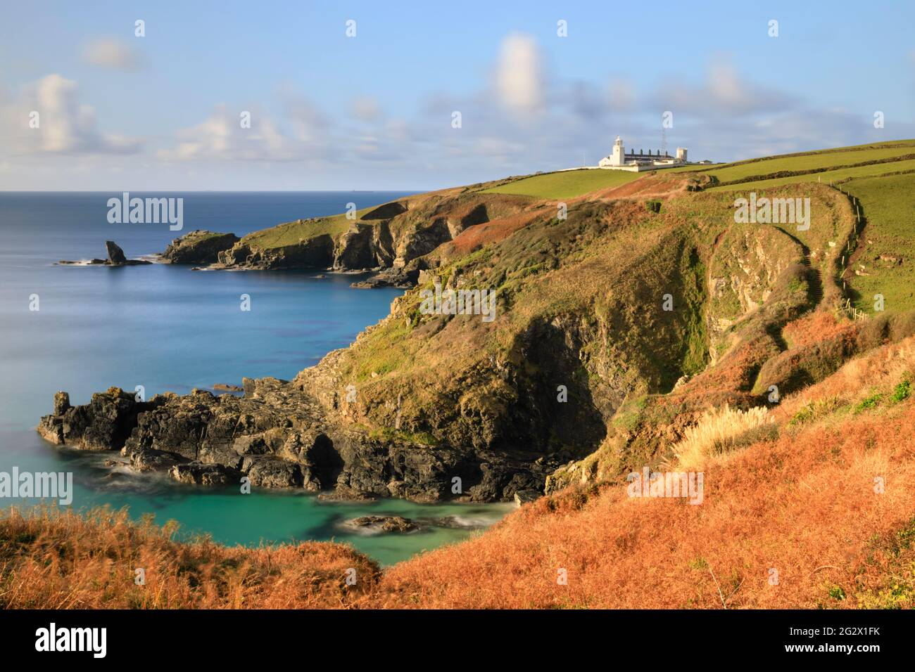 Faro di lucertola in Cornovaglia catturato dal South West Coast Path sopra Housel Bay. Foto Stock