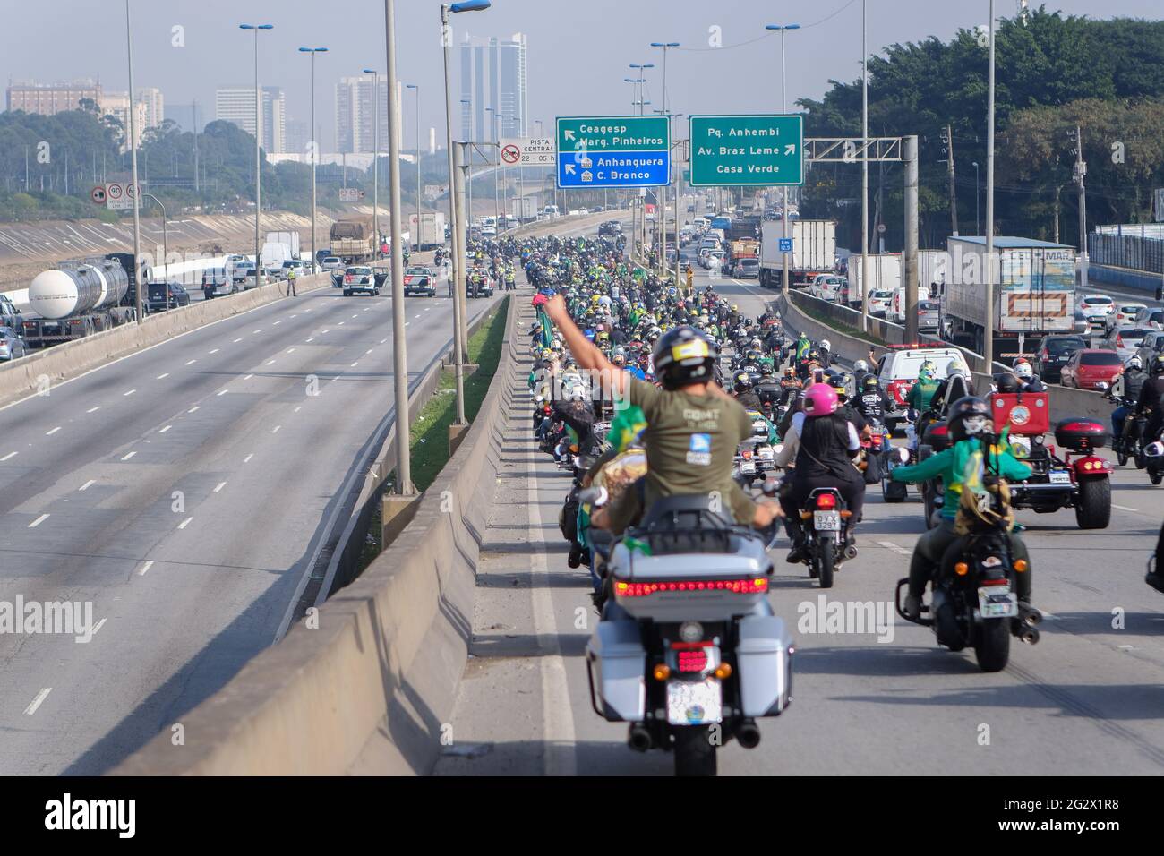 San Paolo, Brasile. 12 giugno 2021. Durante un raduno motociclistico i sostenitori del presidente brasiliano Bolsonaro cavalcano nella metropoli di milioni di São Paolo. Poiché Bolsonaro era di nuovo senza maschera, fu multato dal governo statale di un avversario politico. Credit: Lincon Zarbietti/dpa/Alamy Live News Foto Stock