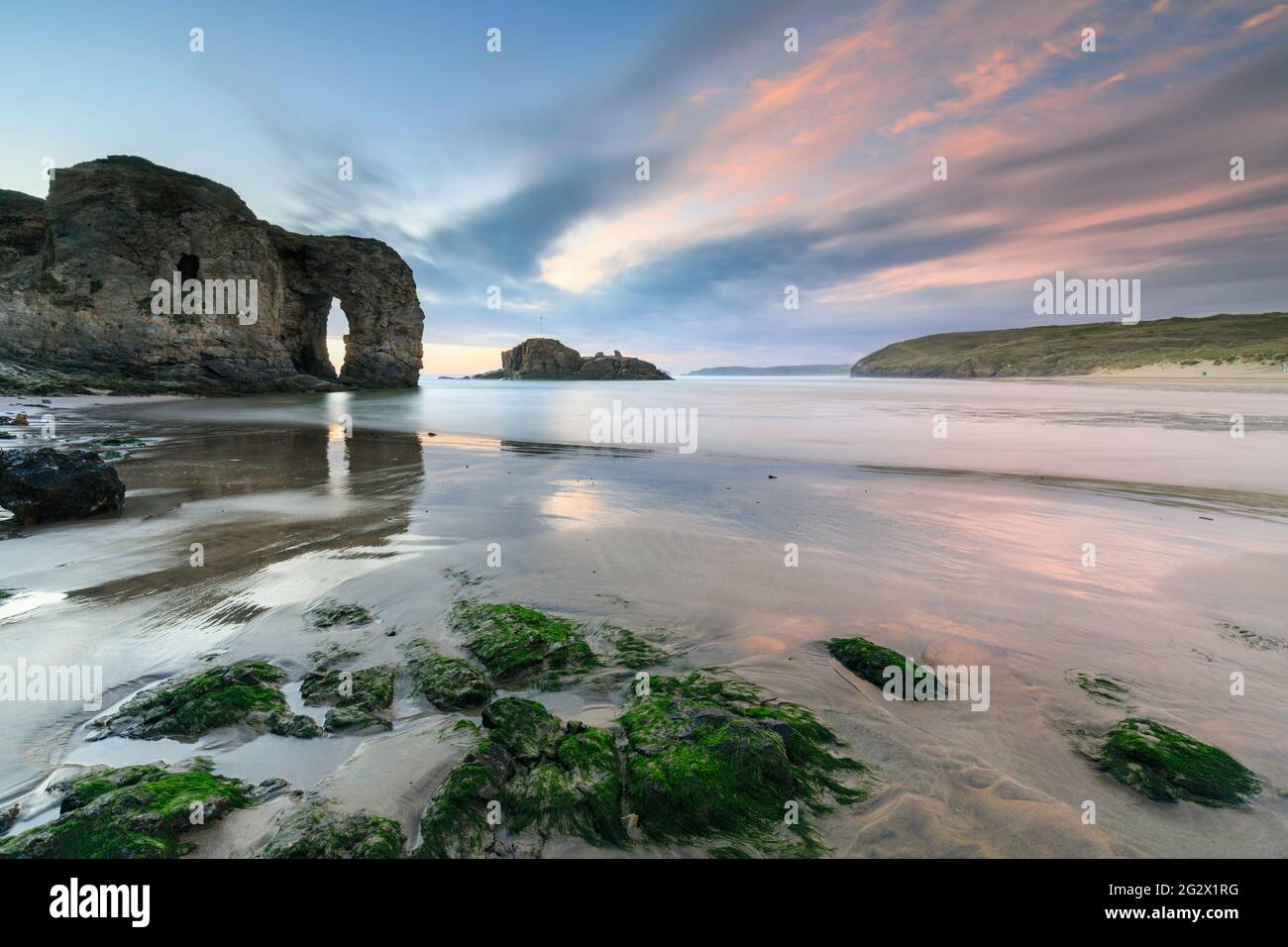 L'arco marino naturale e la roccia della Cappella a Perranporth in Cornovaglia. L'immagine è stata catturata al tramonto a maggio. Foto Stock
