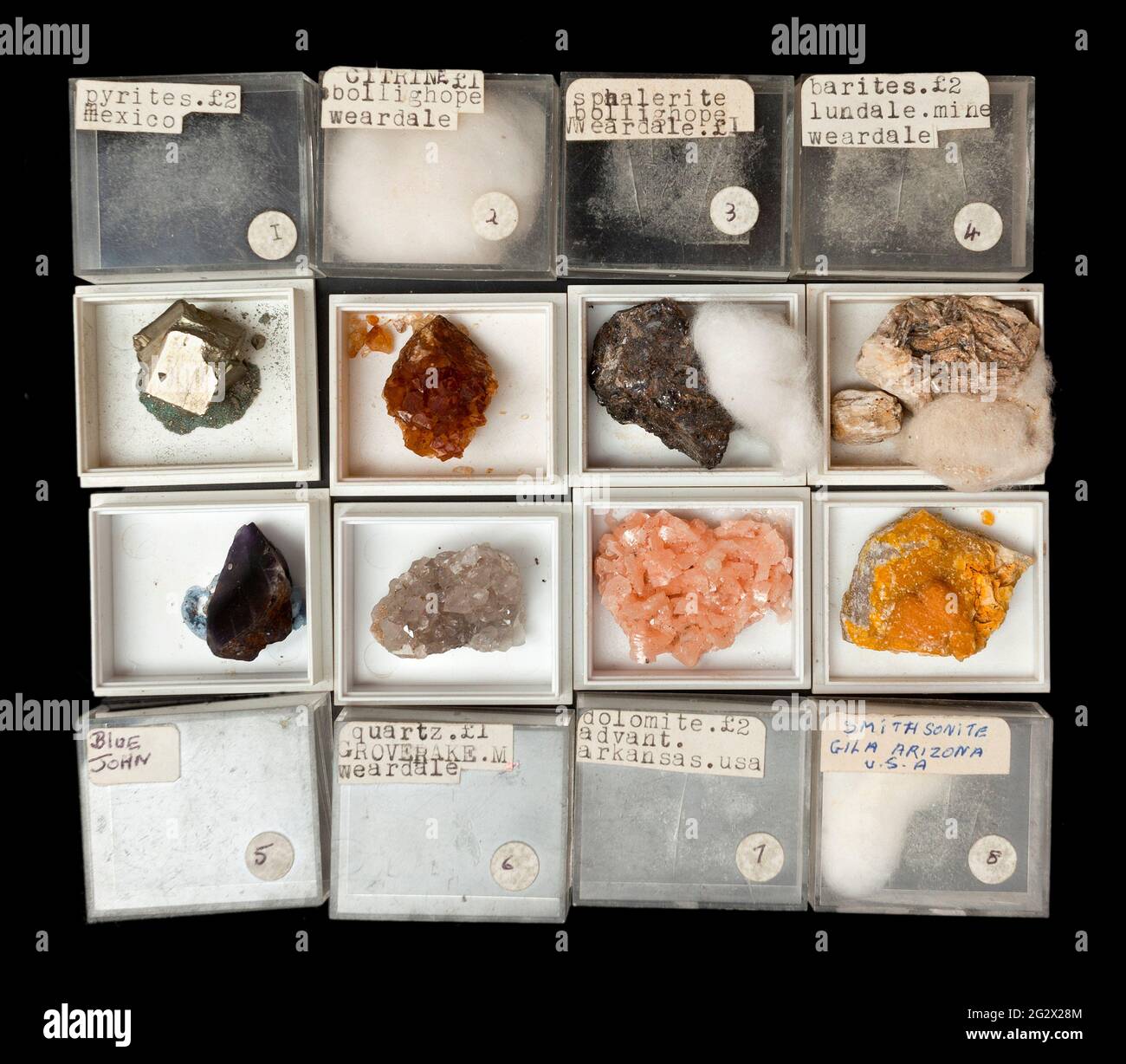 Una piccola collezione di minerali amatoriali Foto Stock