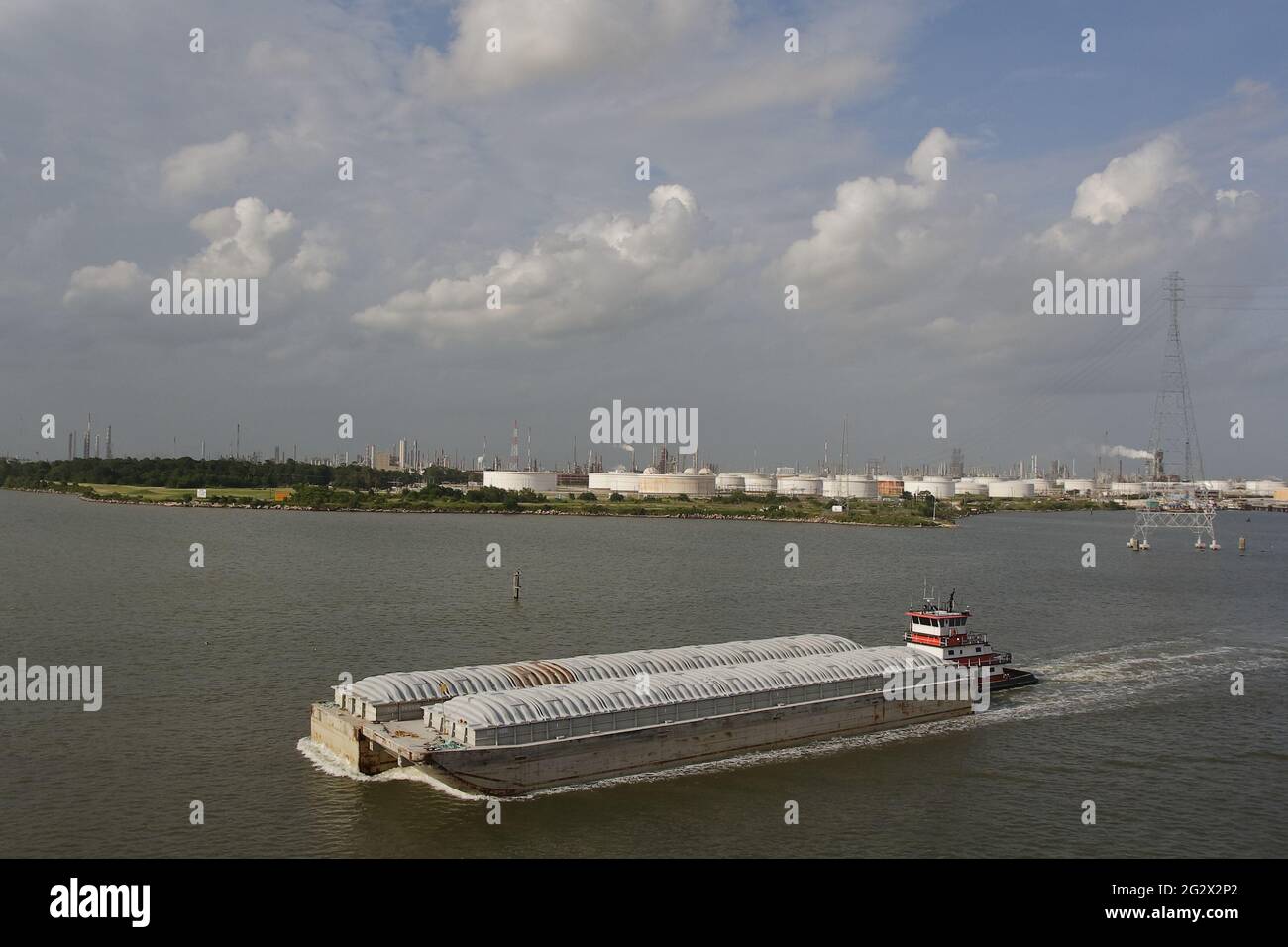 Torg Boat spingendo 2 chiatte sul fiume Mississippi, nelle vicinanze di New Orleans Foto Stock