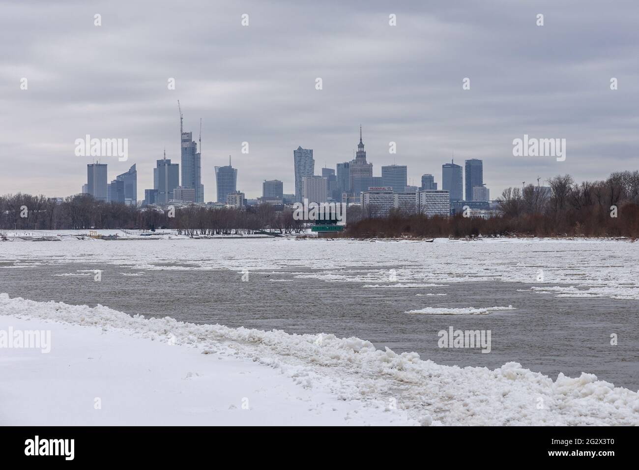 Fiume Vistola nella città di Varsavia, Polonia, vista con il centro della città durante l'inverno Foto Stock