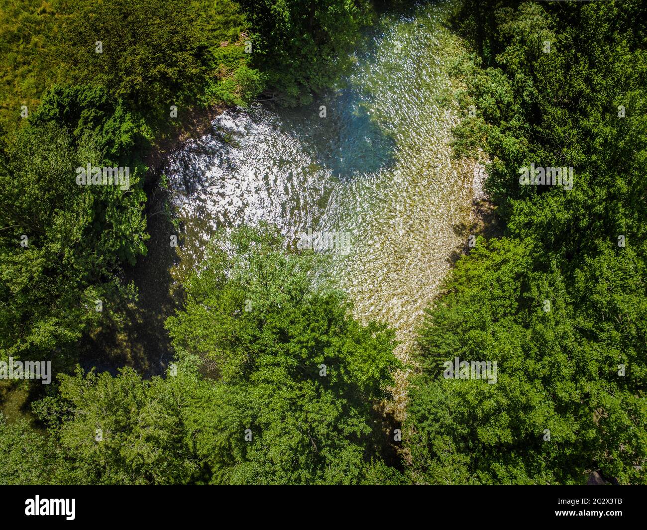 Due fiumi si articolare sulla vista aerea a forma di cuore. Segno simbolico d'amore per la natura e per la natura Foto Stock