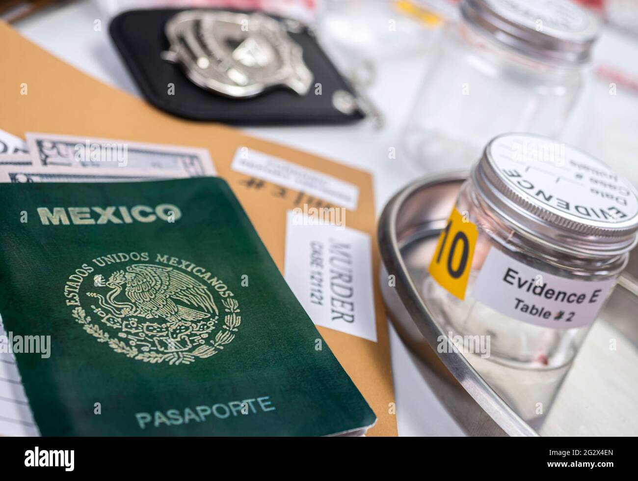 Passaporto messicano accanto al sacchetto di prova in laboratorio di criminalità, immagine concettuale Foto Stock