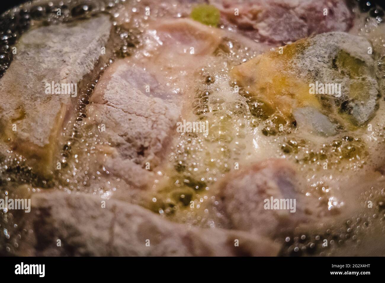 Preparazione di piatti tradizionali polacchi per la vigilia di Natale, pesce carpa fritto Foto Stock