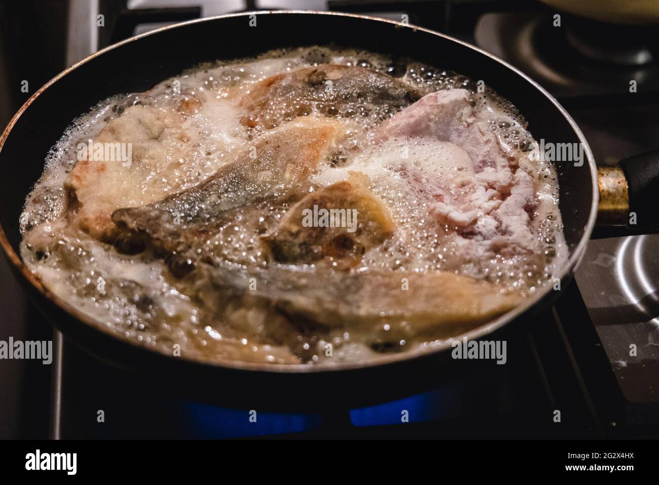 Preparazione di piatti tradizionali polacchi per la vigilia di Natale, pesce carpa fritto Foto Stock