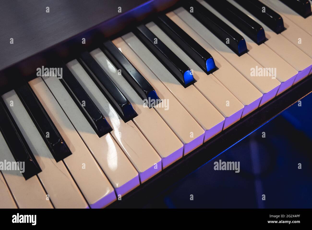 Primo piano su una tastiera a pianoforte elettrica Foto Stock