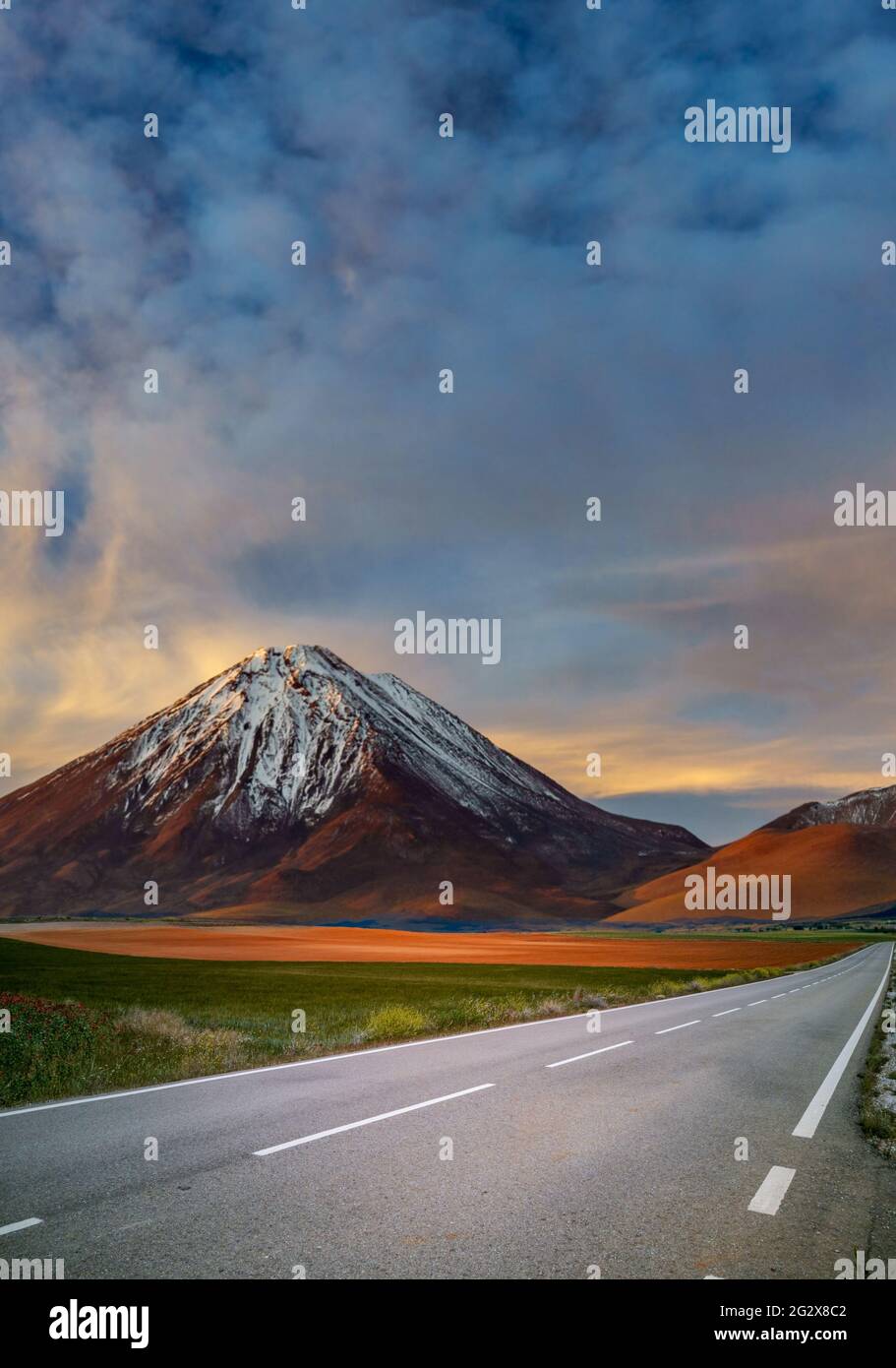 Strada per le montagne sotto le nuvole Foto Stock