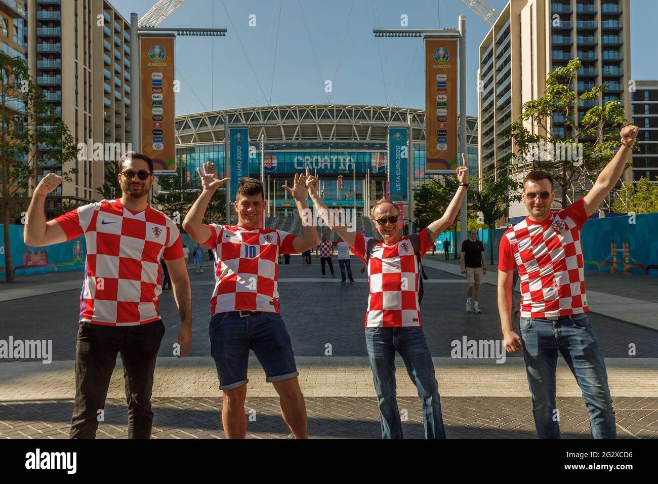 Wembley Stadium, Wembley Park, Regno Unito. 13 giugno 2021. I fan della Croazia sulla strada olimpica di questa mattina presto. Lo stadio di Wembley ospiterà la prima partita del Campionato europeo di calcio UEFA questo pomeriggio, quando l'Inghilterra gioca in Croazia. Amanda Rose/Alamy Live News Foto Stock