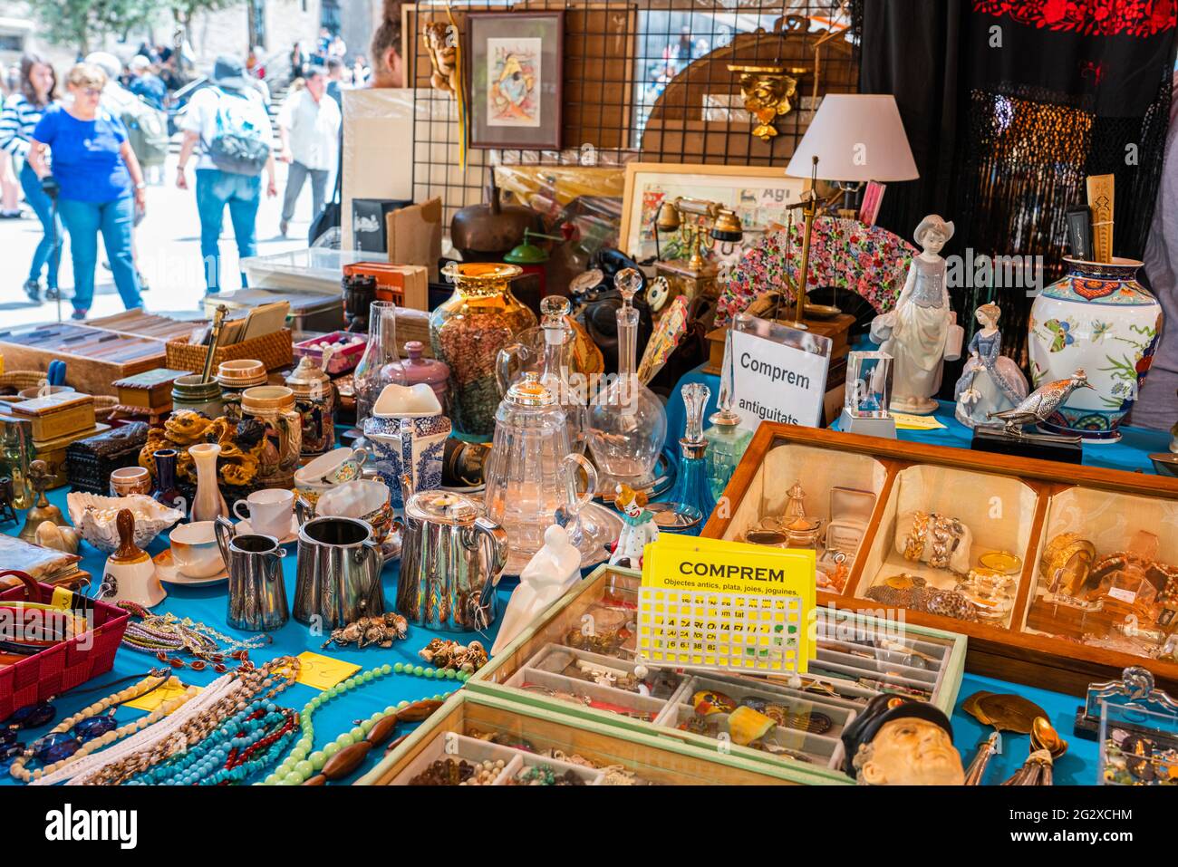 BARCELLONA, SPAGNA - 10 GIUGNO 2019: Oggetti antichi, monete, gioielli, stoviglie e altri utensili in un mercato delle pulci Foto Stock