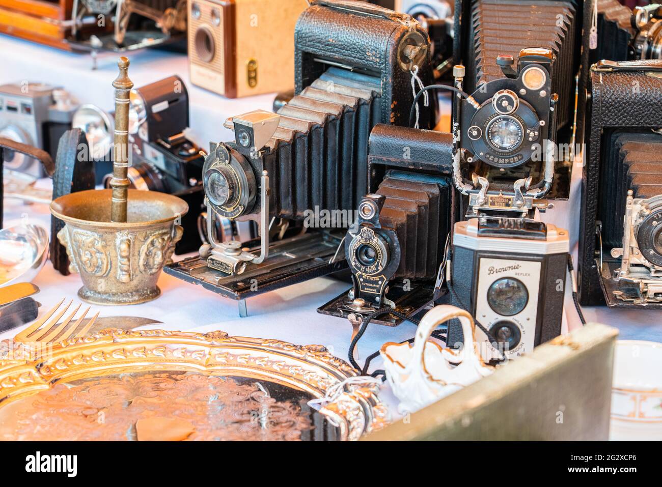 BARCELLONA, SPAGNA - 10 GIUGNO 2019: Fotocamere antiche e obiettivi retrò per fotografi in un mercato delle pulci, vendita di attrezzature per film fotografici d'epoca Foto Stock