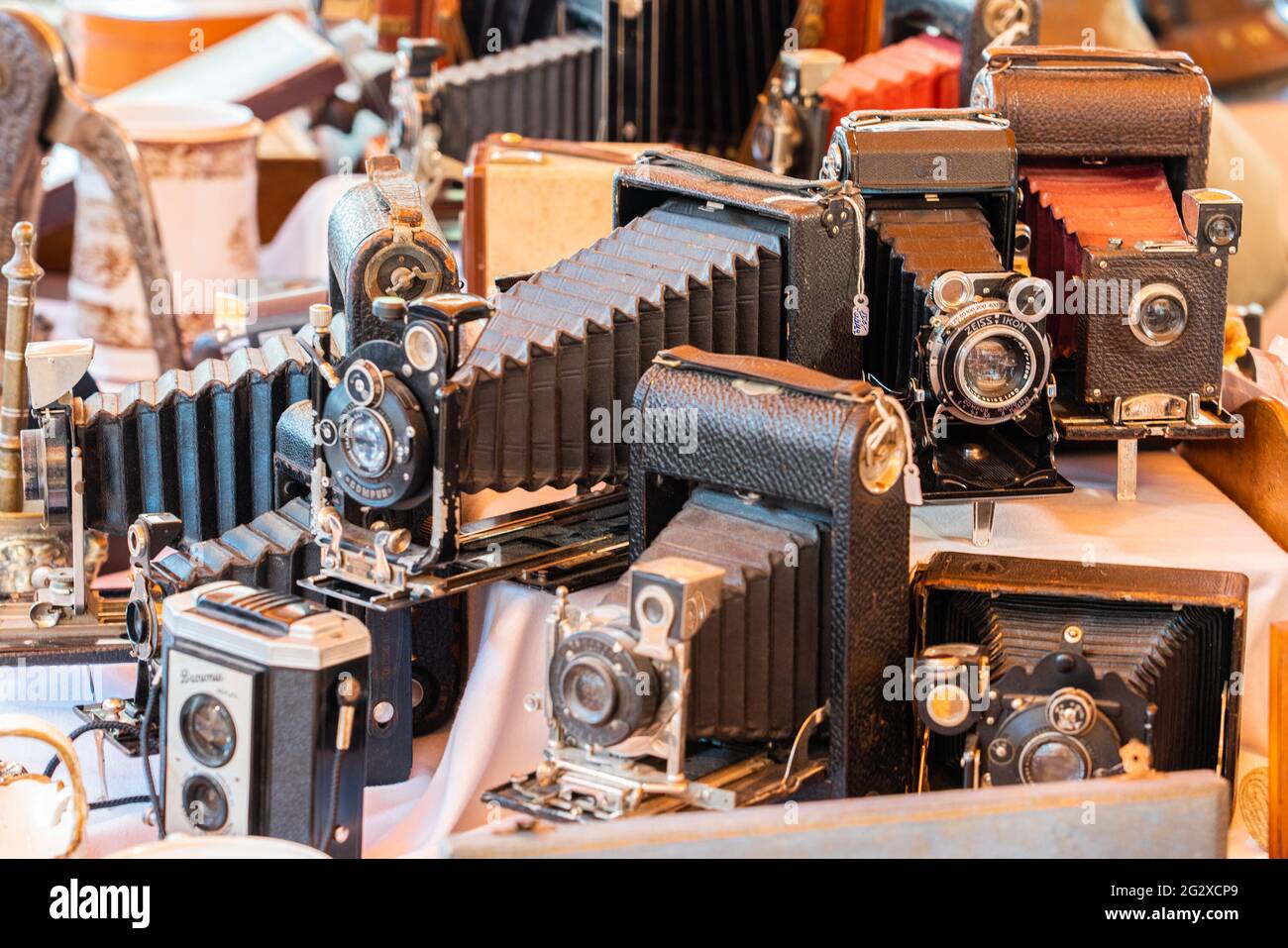 BARCELLONA, SPAGNA - 10 GIUGNO 2019: Fotocamere antiche e obiettivi retrò per fotografi in un mercato delle pulci, vendita di attrezzature per film fotografici d'epoca Foto Stock