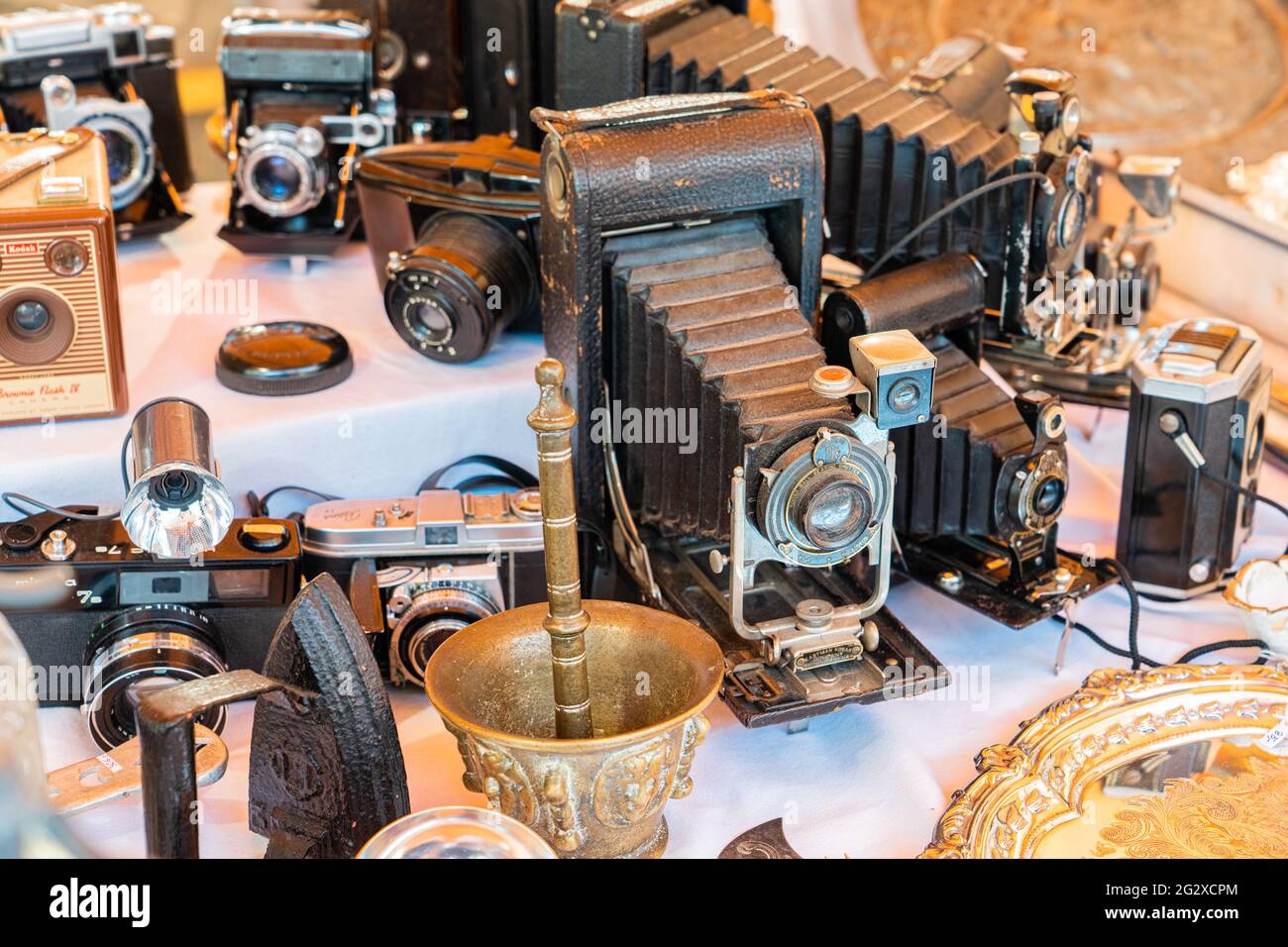 BARCELLONA, SPAGNA - 10 GIUGNO 2019: Fotocamere antiche e obiettivi retrò per fotografi in un mercato delle pulci, vendita di attrezzature per film fotografici d'epoca Foto Stock