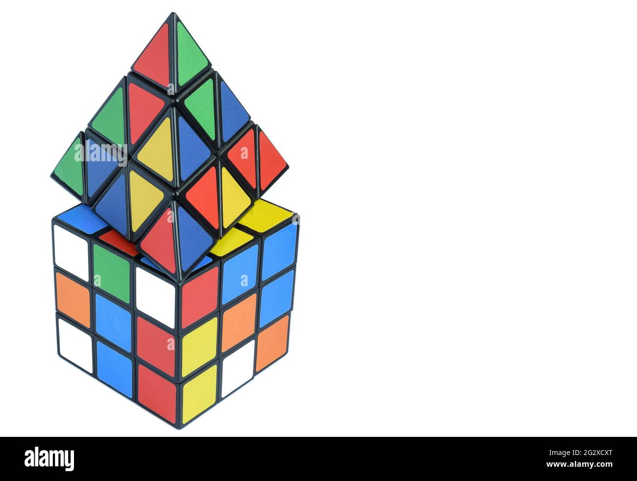 Due diversi cubi 3d multicolore su sfondo bianco Foto Stock