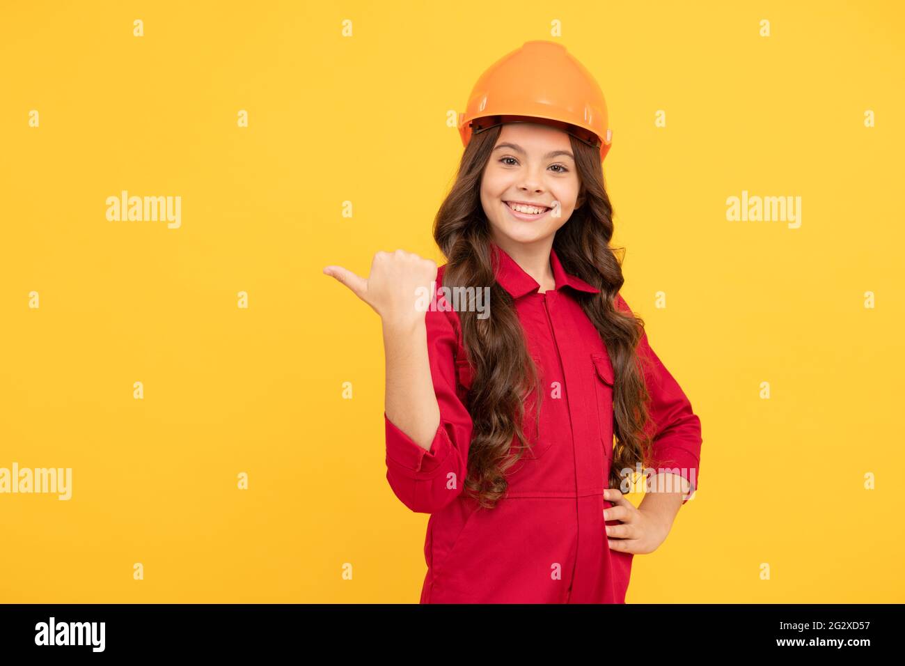 bambini indossare casco per l'edilizia. protezione e sicurezza. educazione bambini. in cantiere. Foto Stock