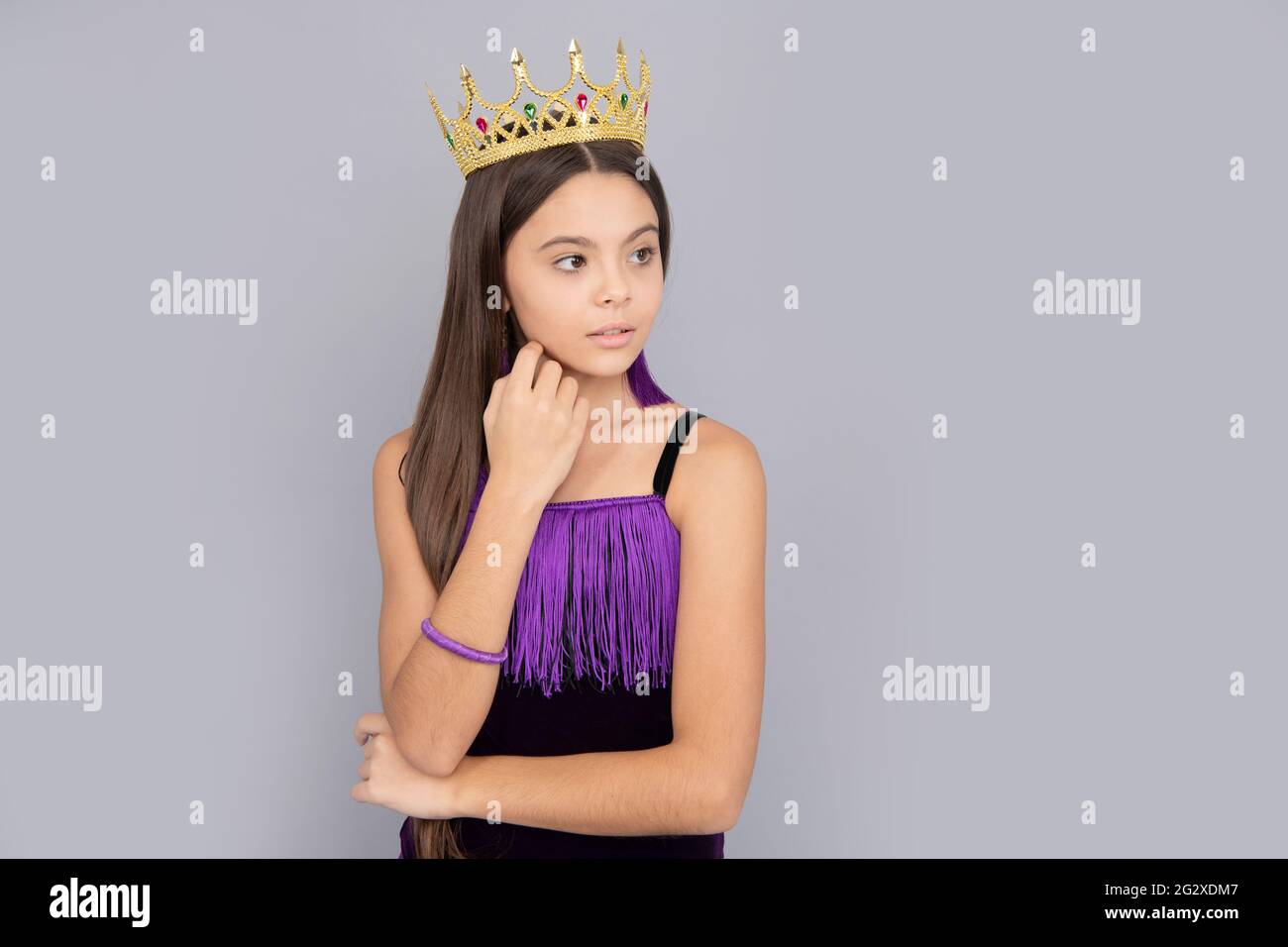 Bellezza pronunciata. Ragazza egoista indossare corona. Ragazza pageant. Splendido sfondo grigio principessa Foto Stock