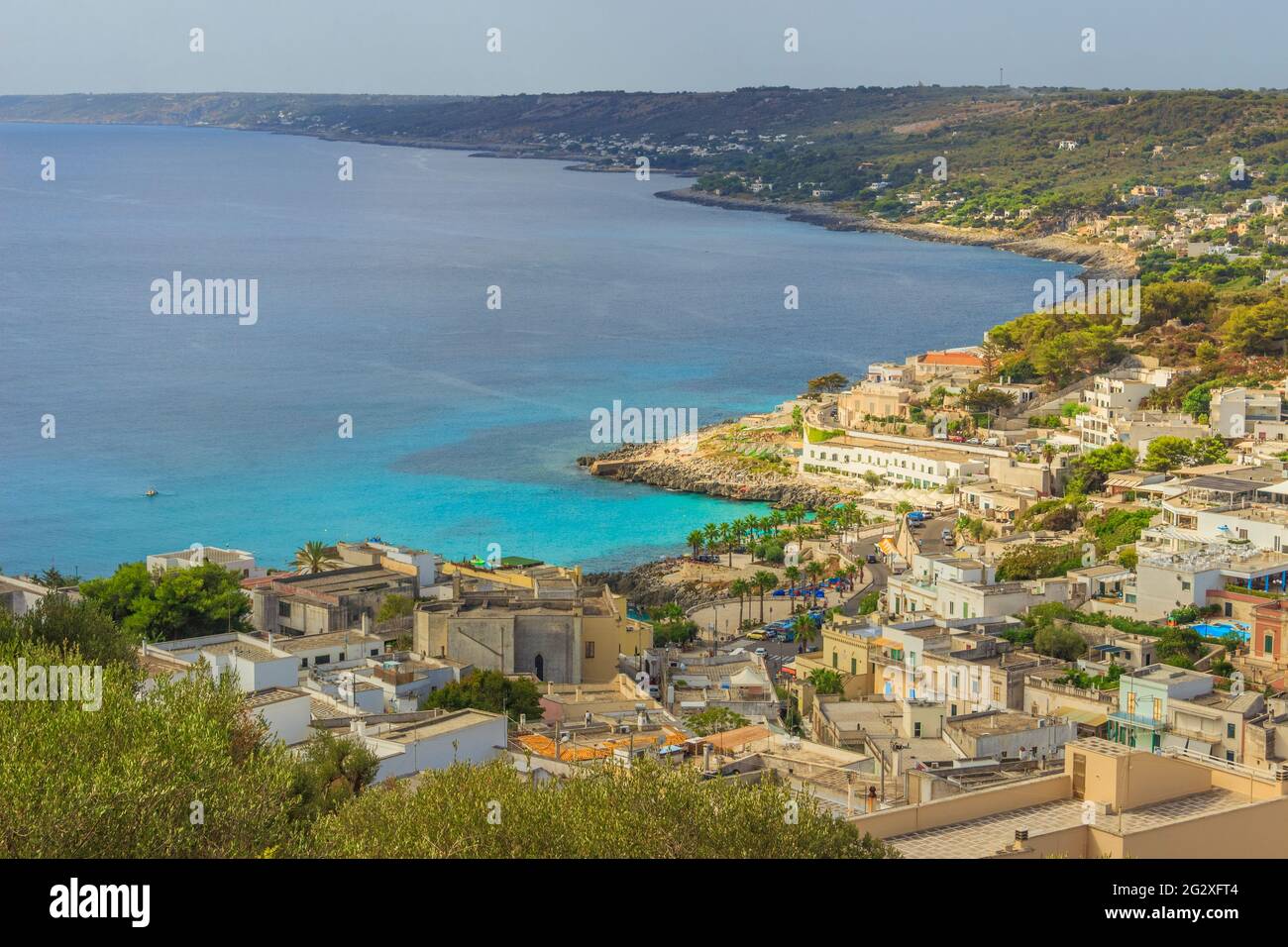 Costa Apulia: Paesaggio urbano di Castro (Italia). Il villaggio è arroccato su una scogliera, che si affaccia sul mare Adriatico. Foto Stock