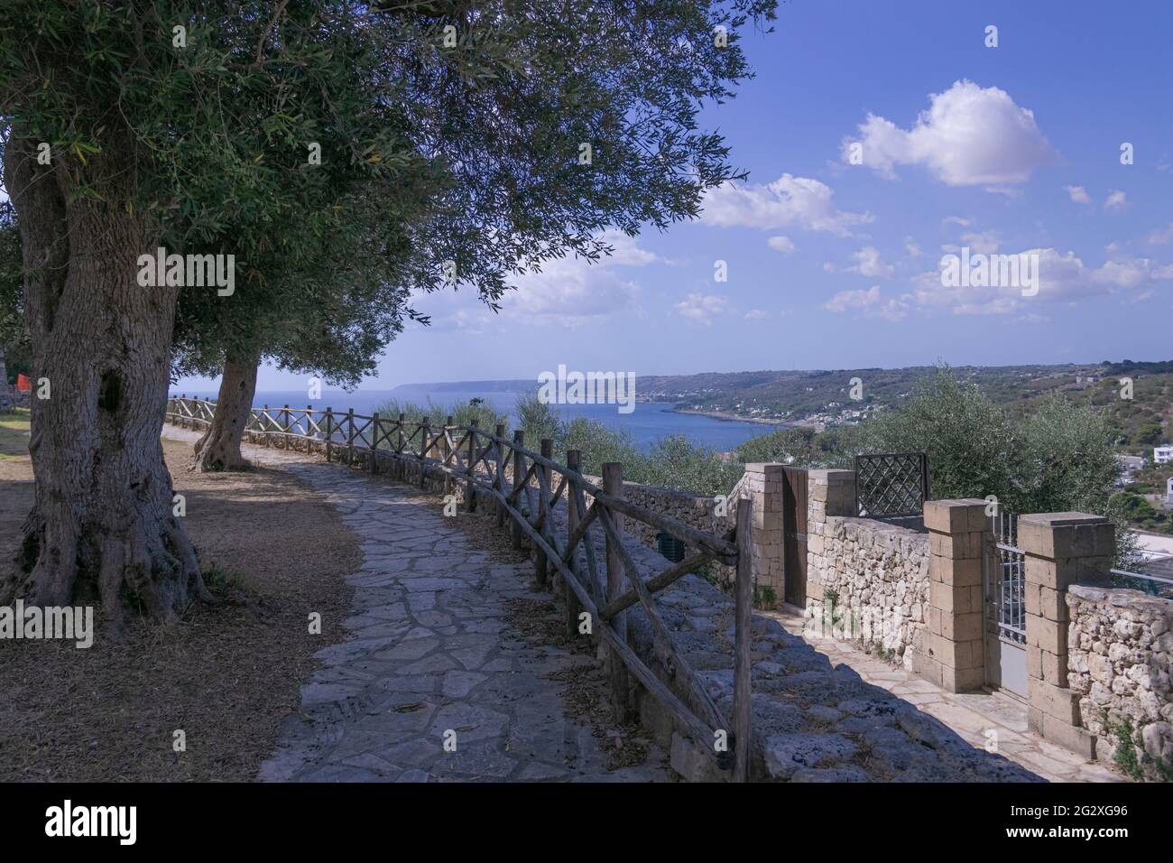 Costa Apulia: Paesaggio urbano di Castro (Italia). Il villaggio è arroccato su una scogliera, che si affaccia sul mare Adriatico. Foto Stock