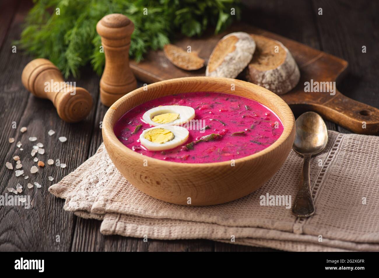 Zuppa fredda di barbabietole con yogurt e uova. Foto Stock