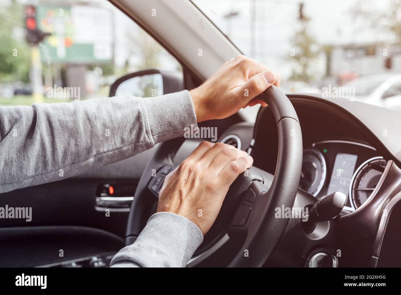 Il conducente arrabbiato ha infastidito spingendo l'avvisatore acustico sul volante, avvicinando la mano con la messa a fuoco selettiva Foto Stock